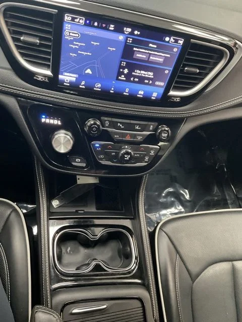 2025 Chrysler Pacifica Limited FWD - Image 17
