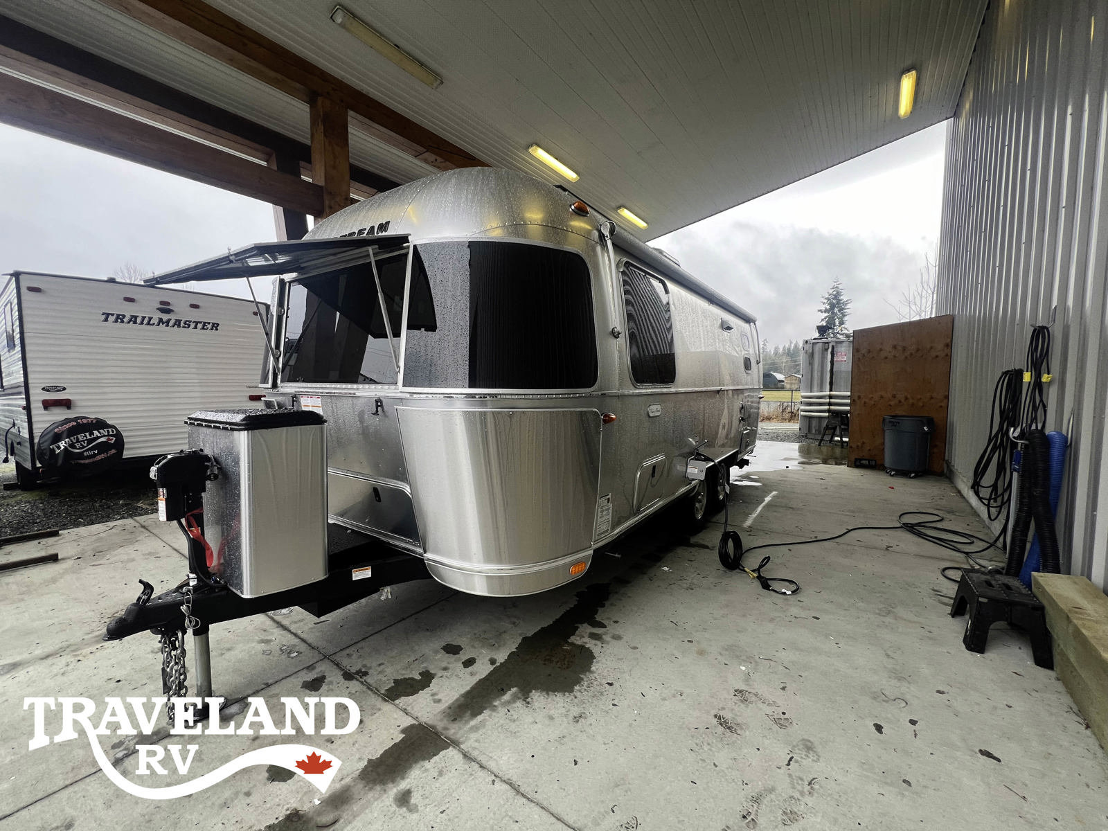 2025 Airstream Flying Cloud 23FBT - Image 3