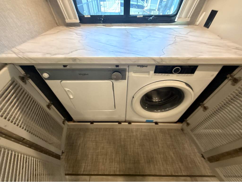 2024 FLEETWOOD DISCOVERY 38N - Image 28