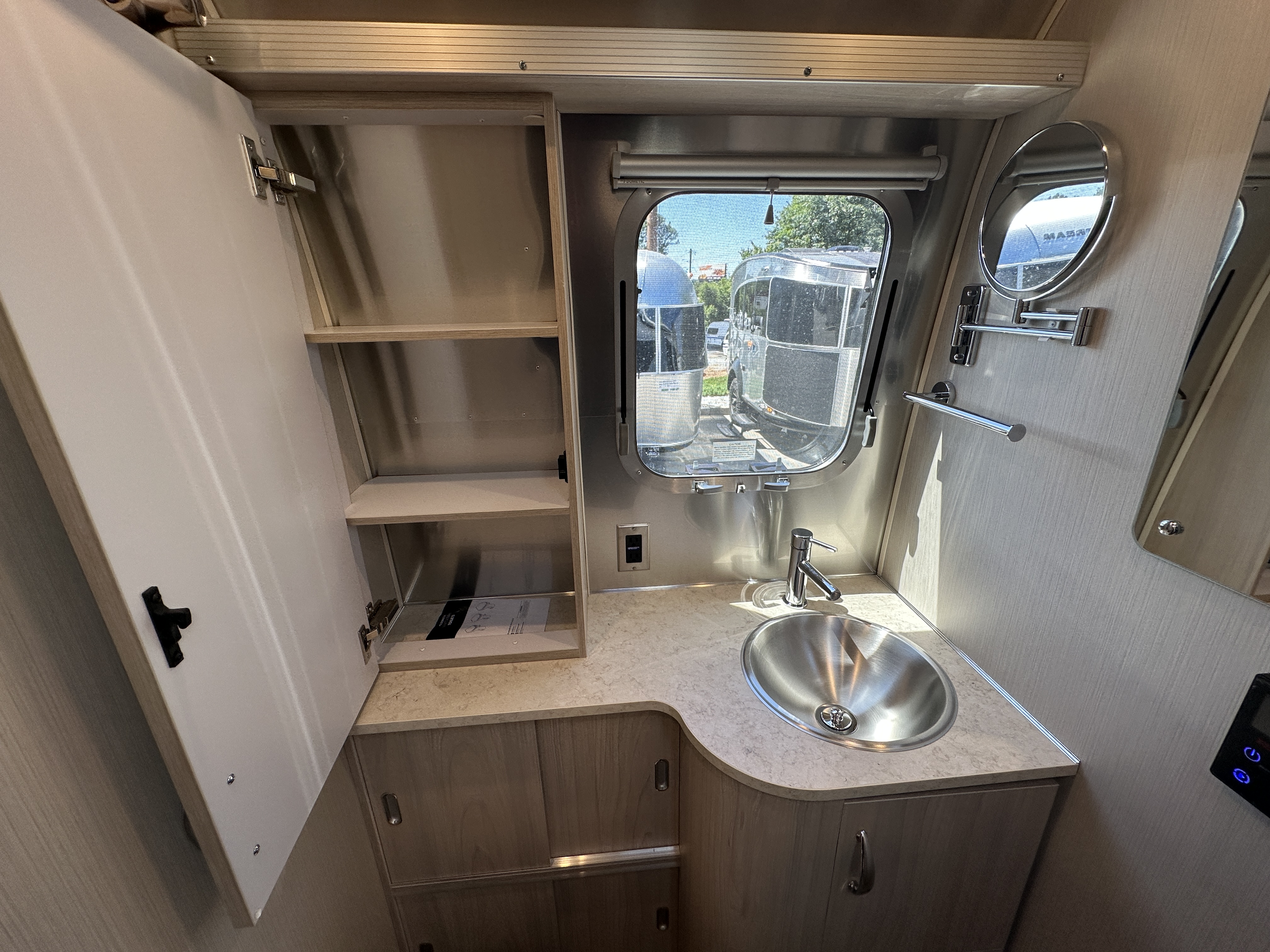2026 Airstream Globetrotter 27FB Twin - Image 22