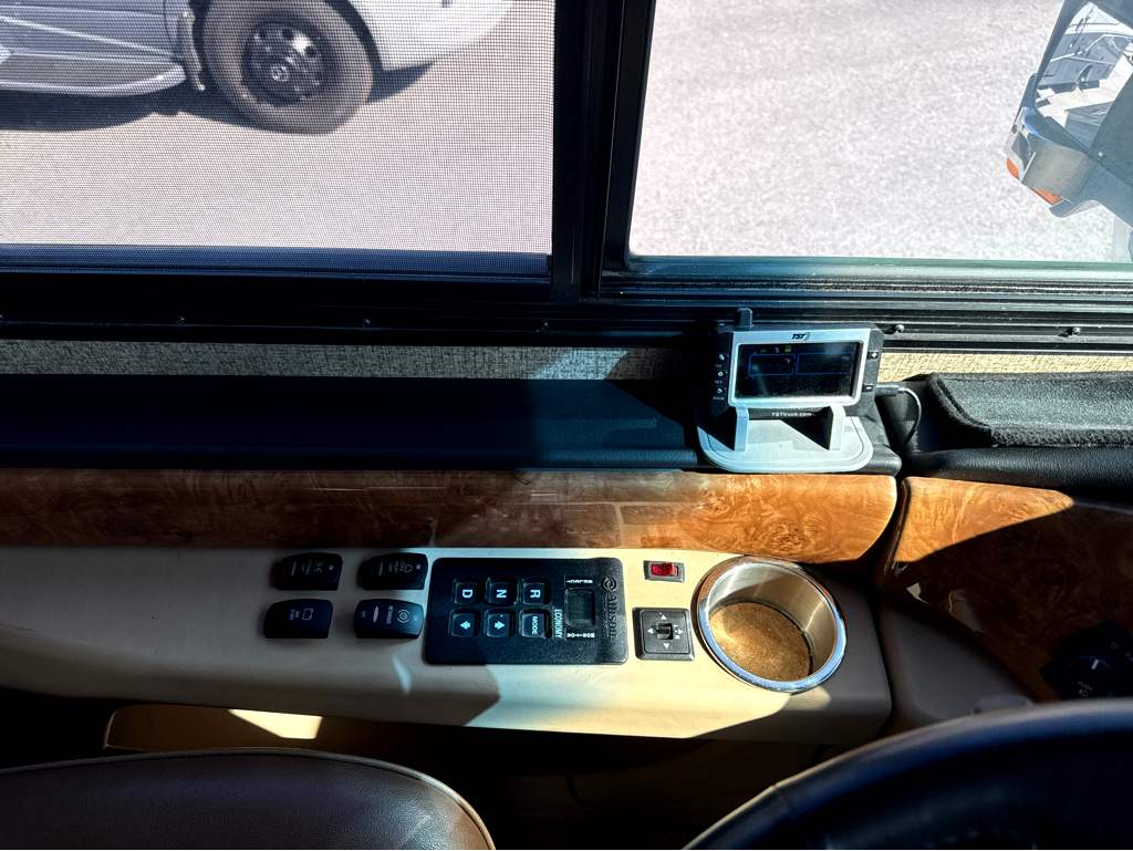 2014 Fleetwood DISCOVERY 40E - Image 11