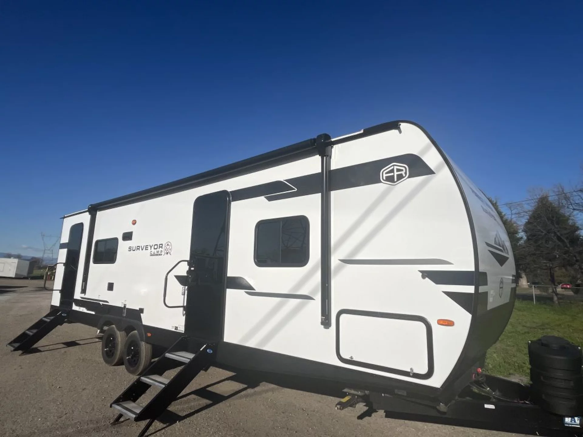 2026 FOREST RIVER SURVEYOR LEGEND 27 CAMP - Image 1