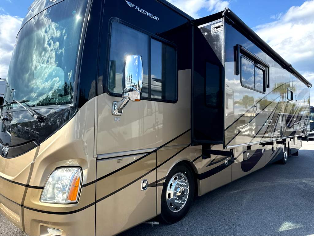 2014 Fleetwood DISCOVERY 40E - Image 2