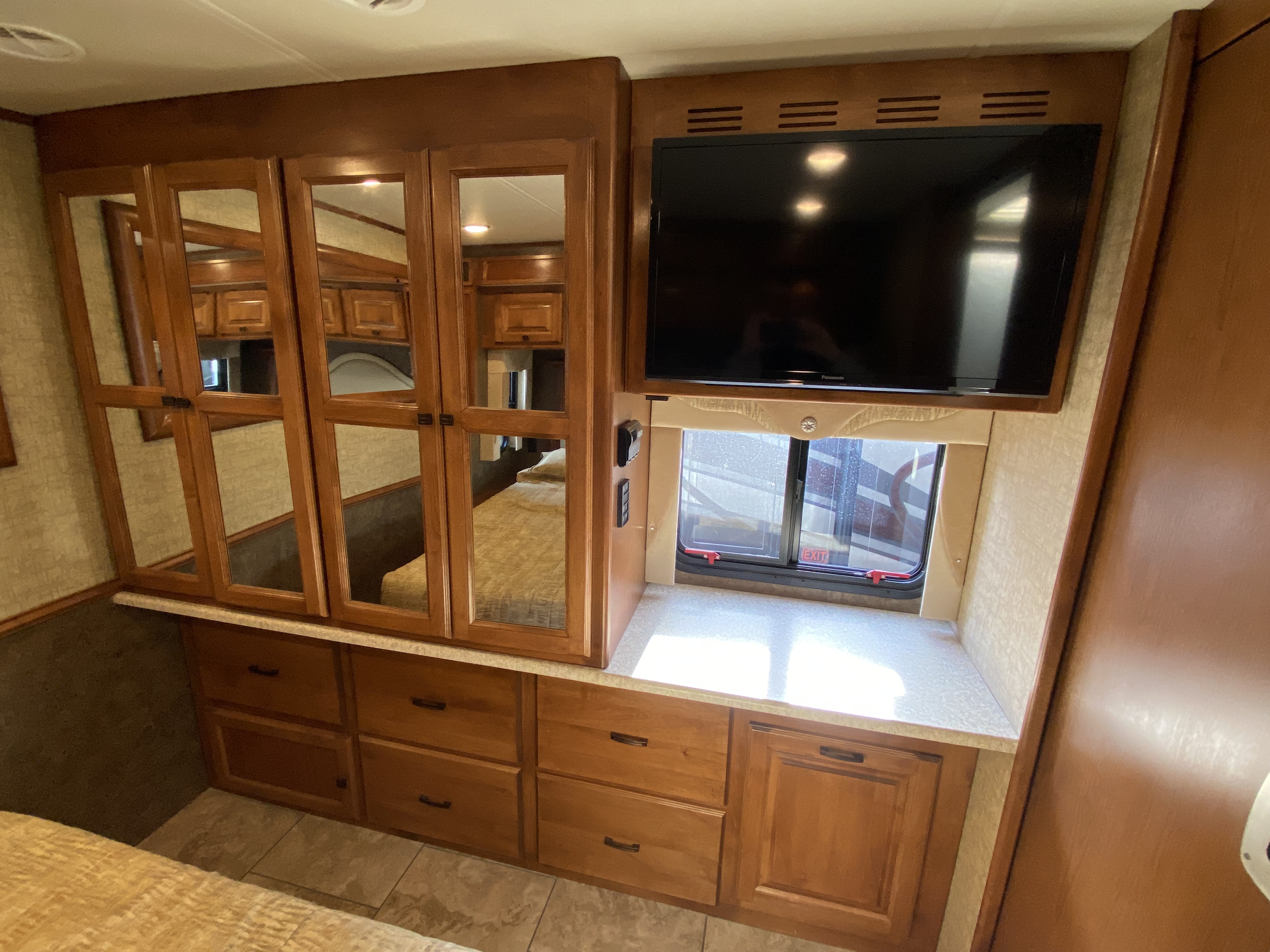 2014 Tiffin Allegro 32 CA - Image 28