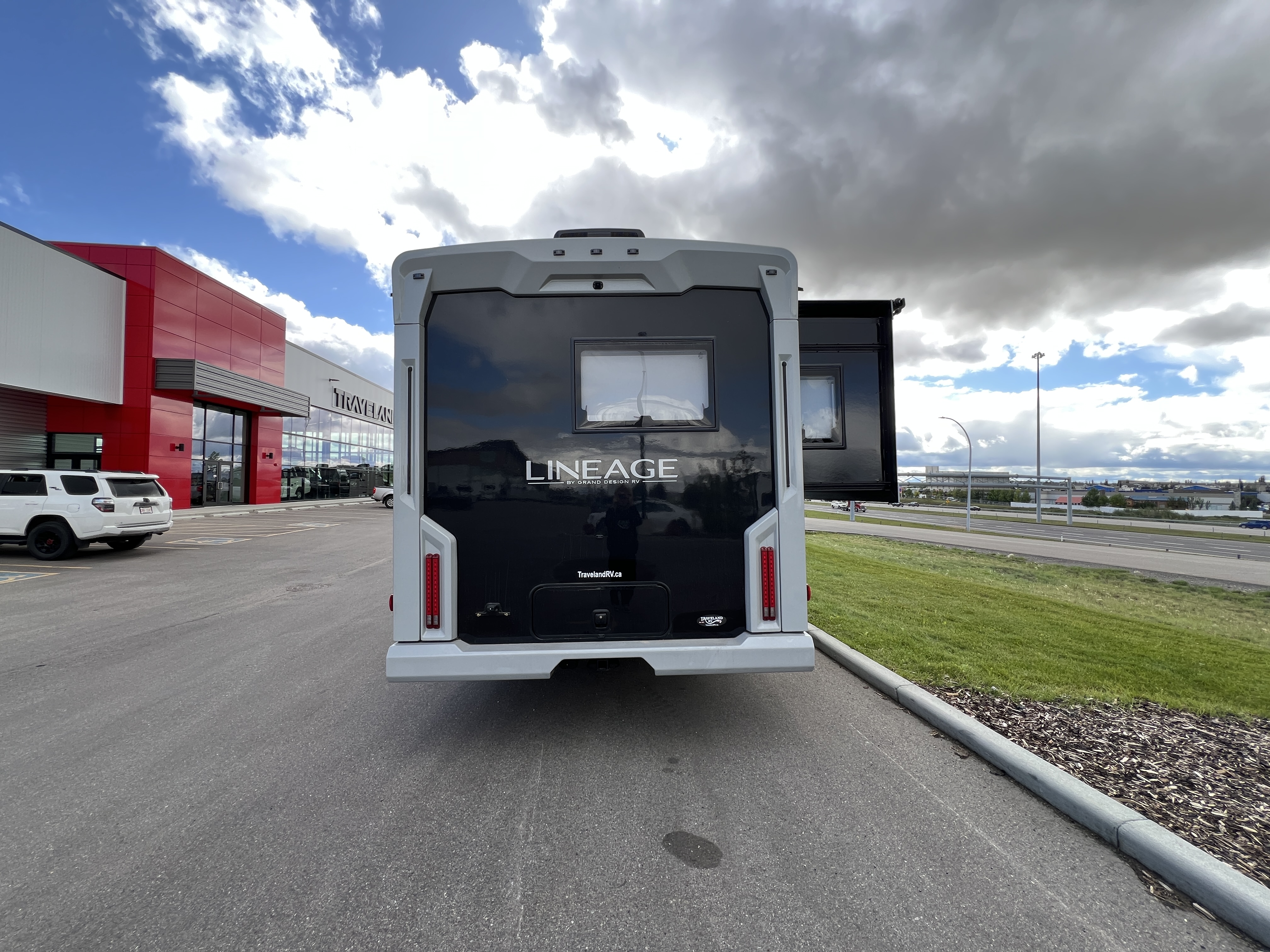 2027 Grand Design LINEAGE SERIES E 30DC - Image 9