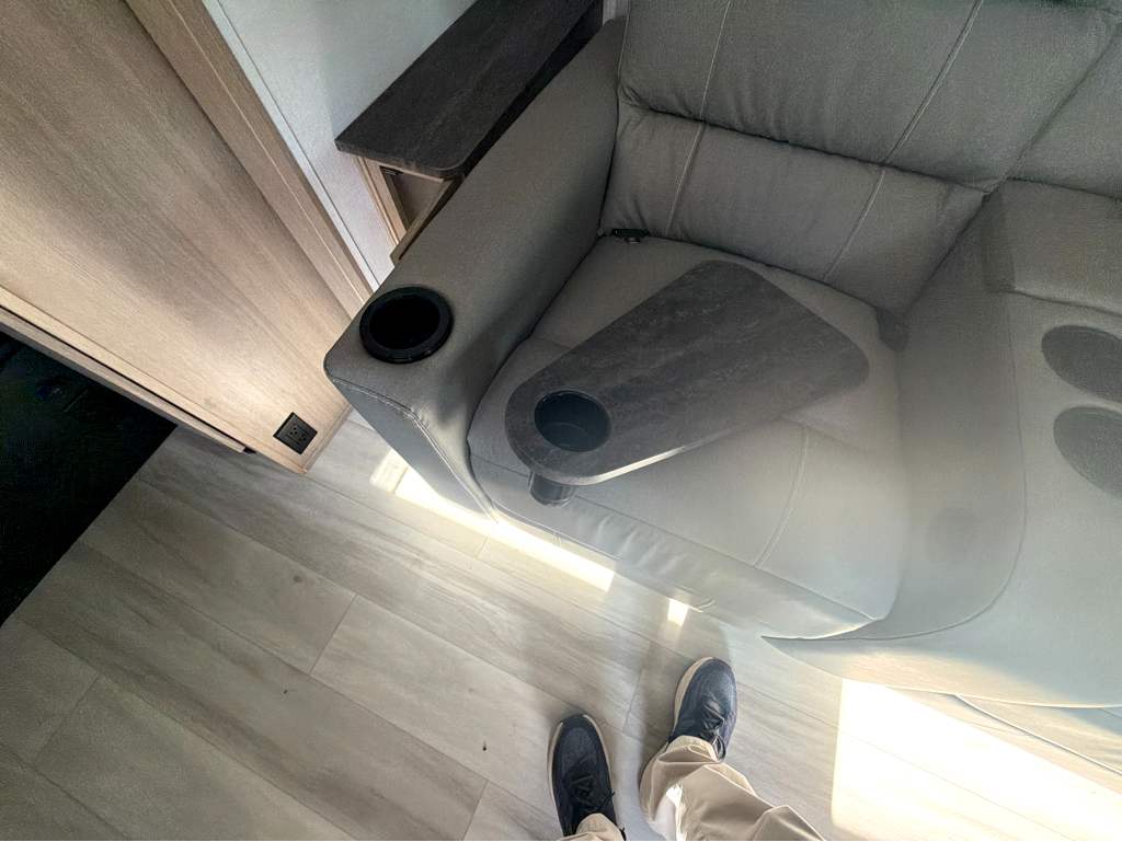 2026 FOREST RIVER SUNSEEKER 2400BDS - Image 21