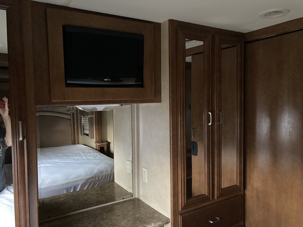 2012 Thor Motor Coach Challenger 32VS - Image 29