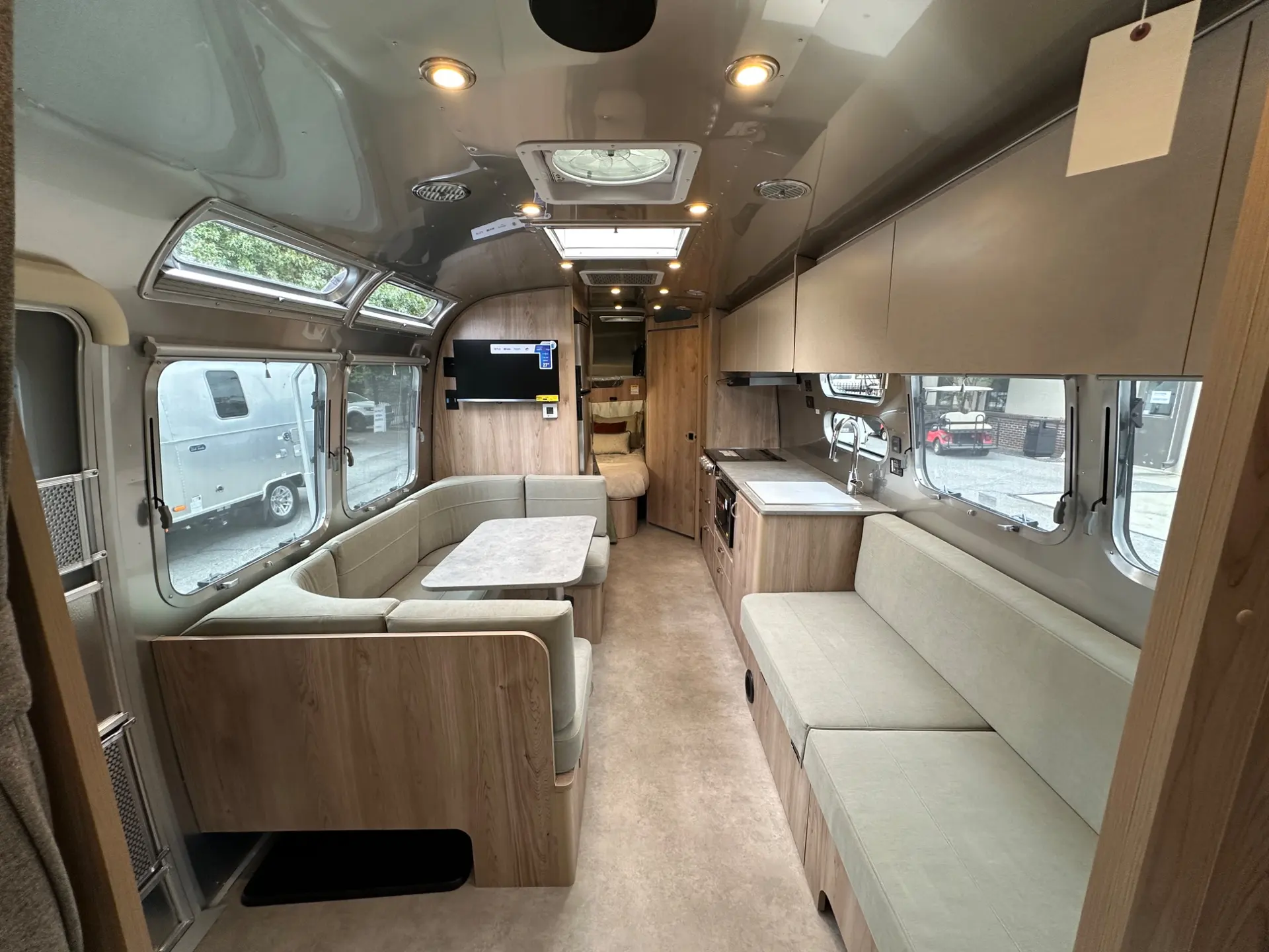 2027 Airstream Flying Cloud 30FB Bunk - Image 17