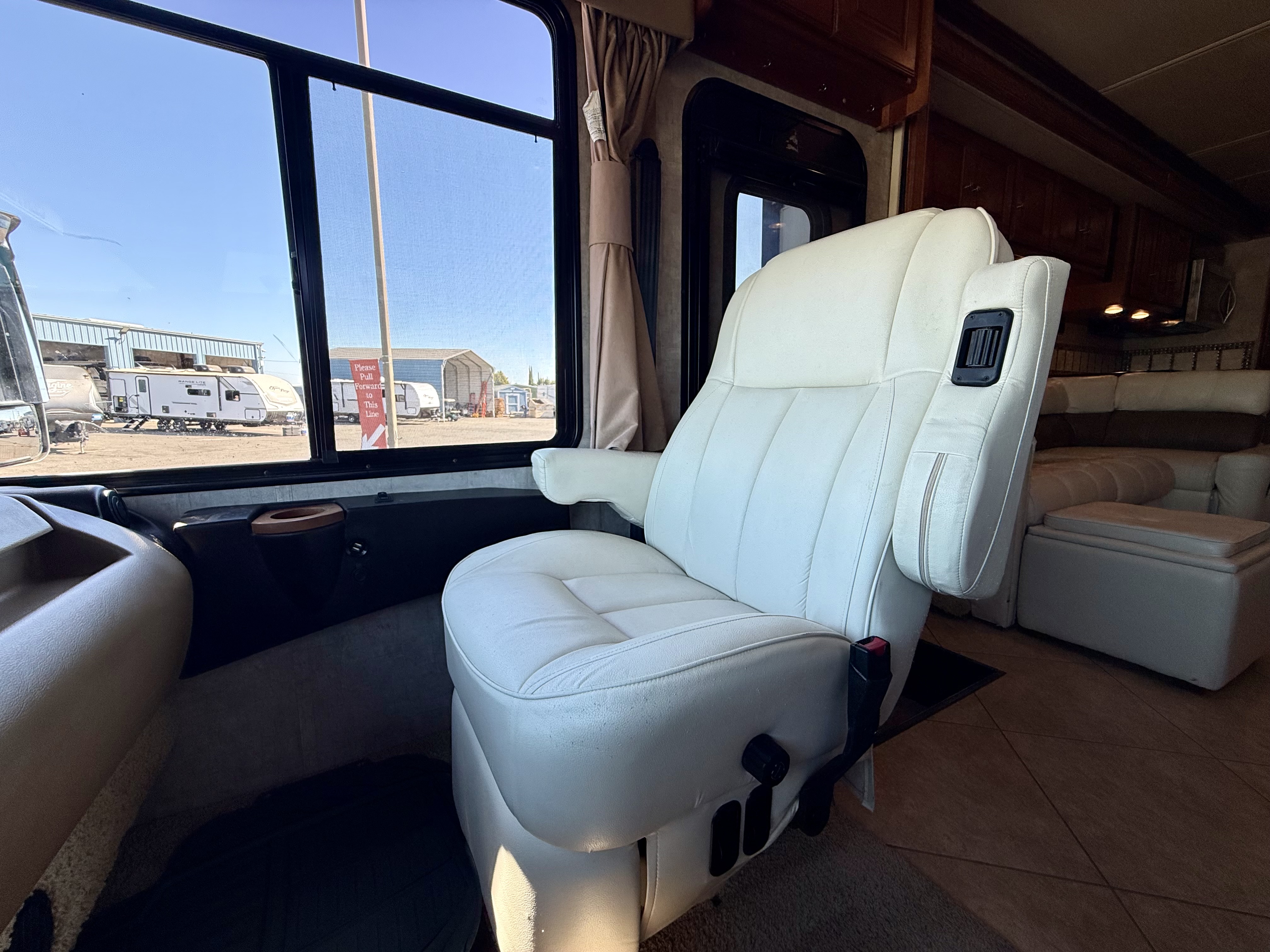 2015 Winnebago Adventurer 38Q - Image 11