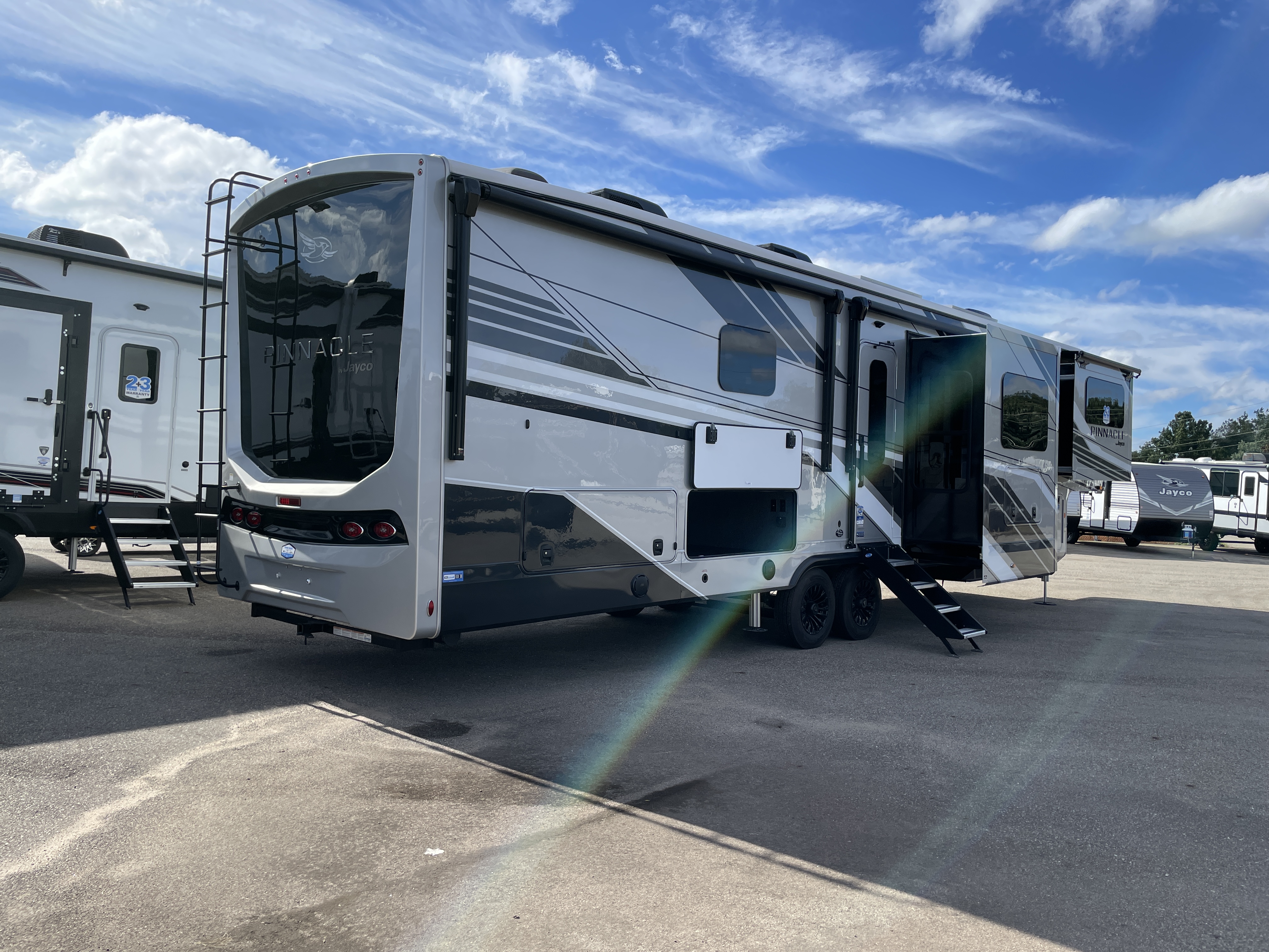 2027 Jayco Pinnacle 39FLOK - Image 6