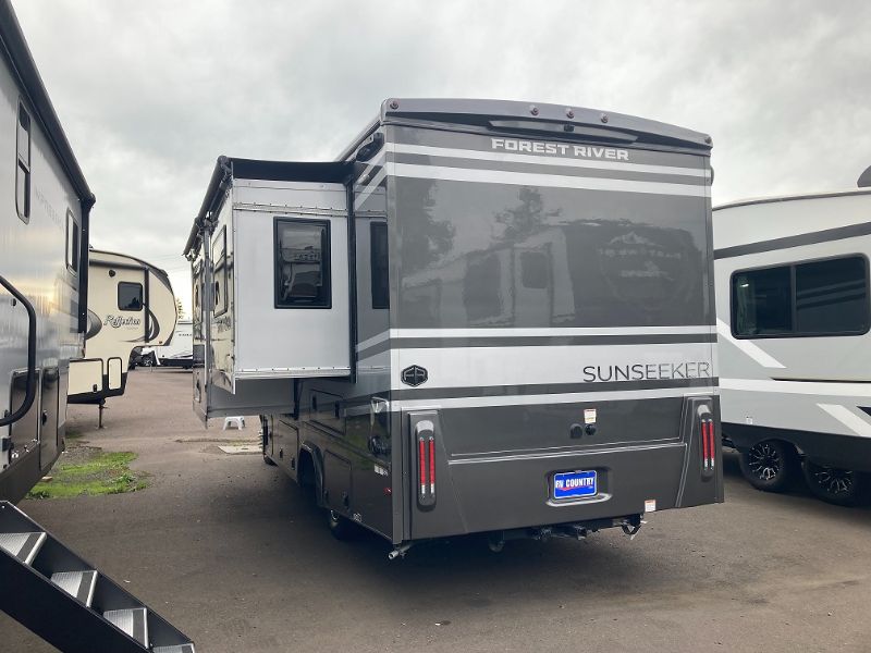 2026 FOREST RIVER SUNSEEKER 2400BDSDA - Image 3