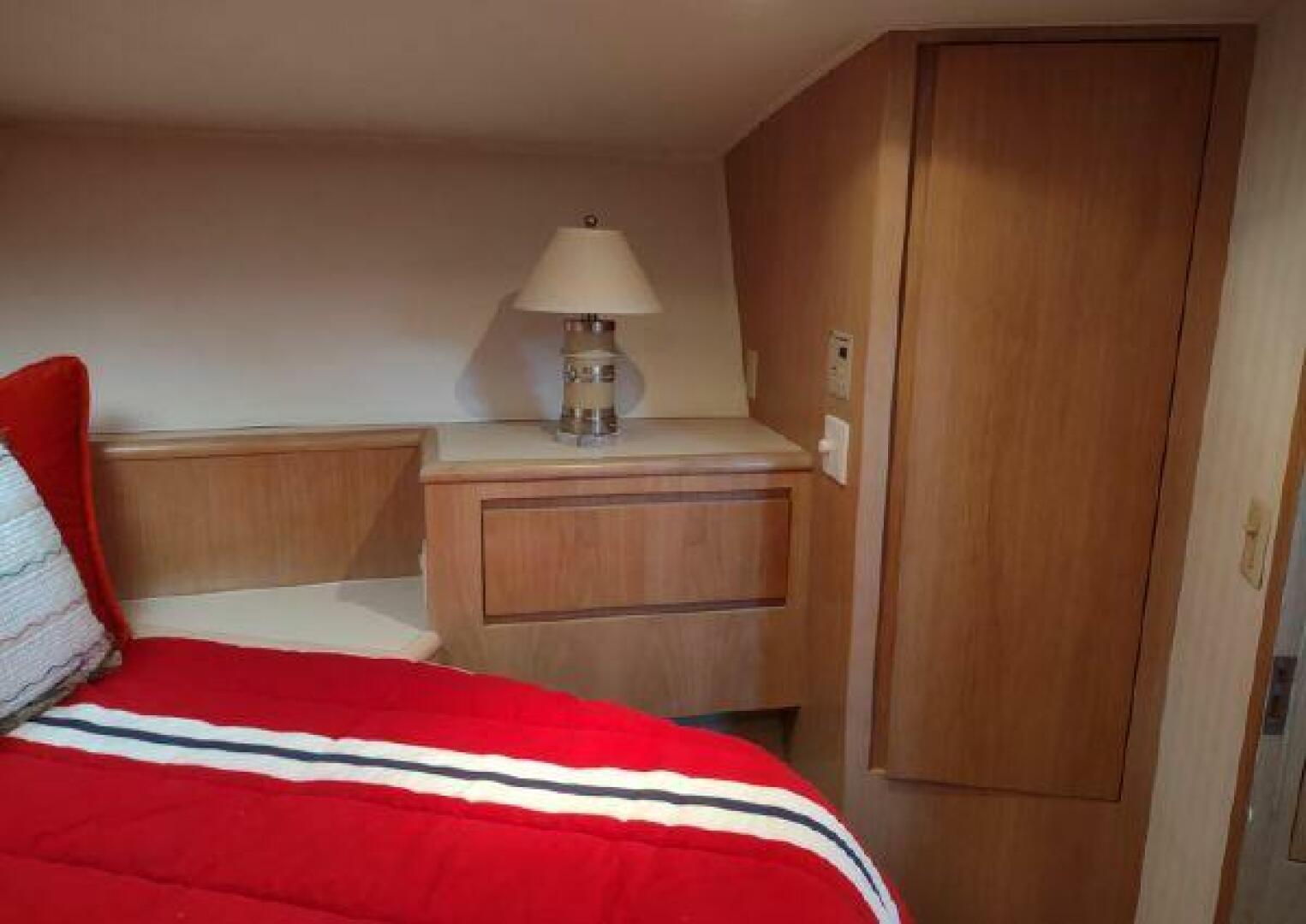 1996 Hatteras 50' Sport Deck - Image 54