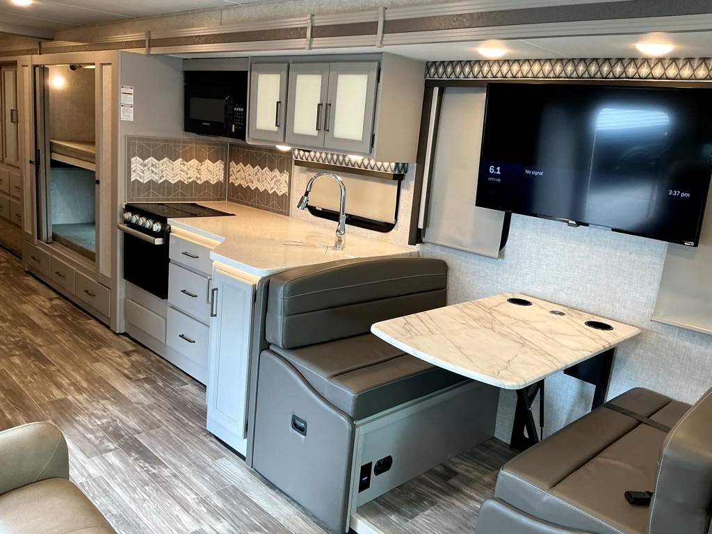 2023 THOR MOTOR COACH 34J - Image 17