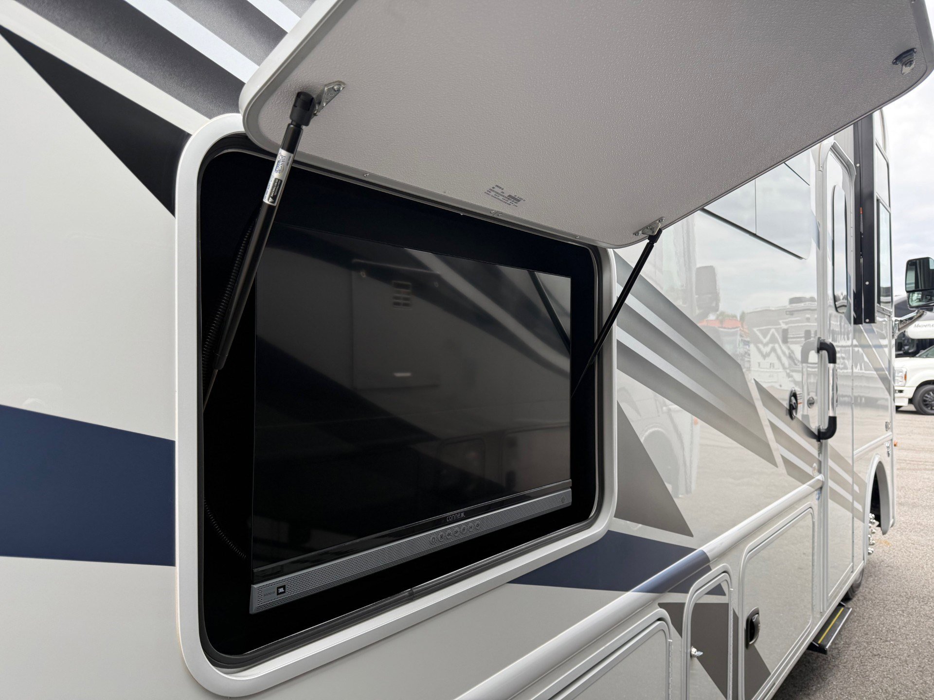 2025 THOR MOTOR COACH HURRICANE 29M - Image 5