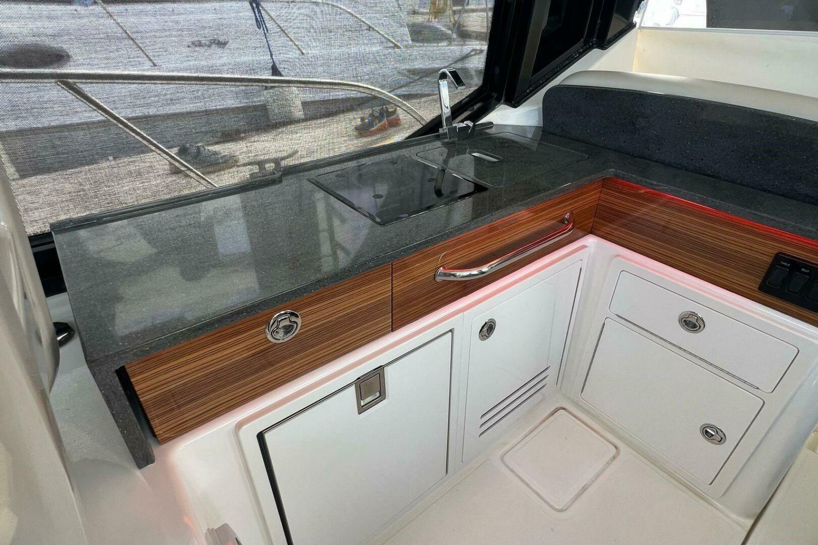 2022 Boston Whaler Conquest 405 - Image 15