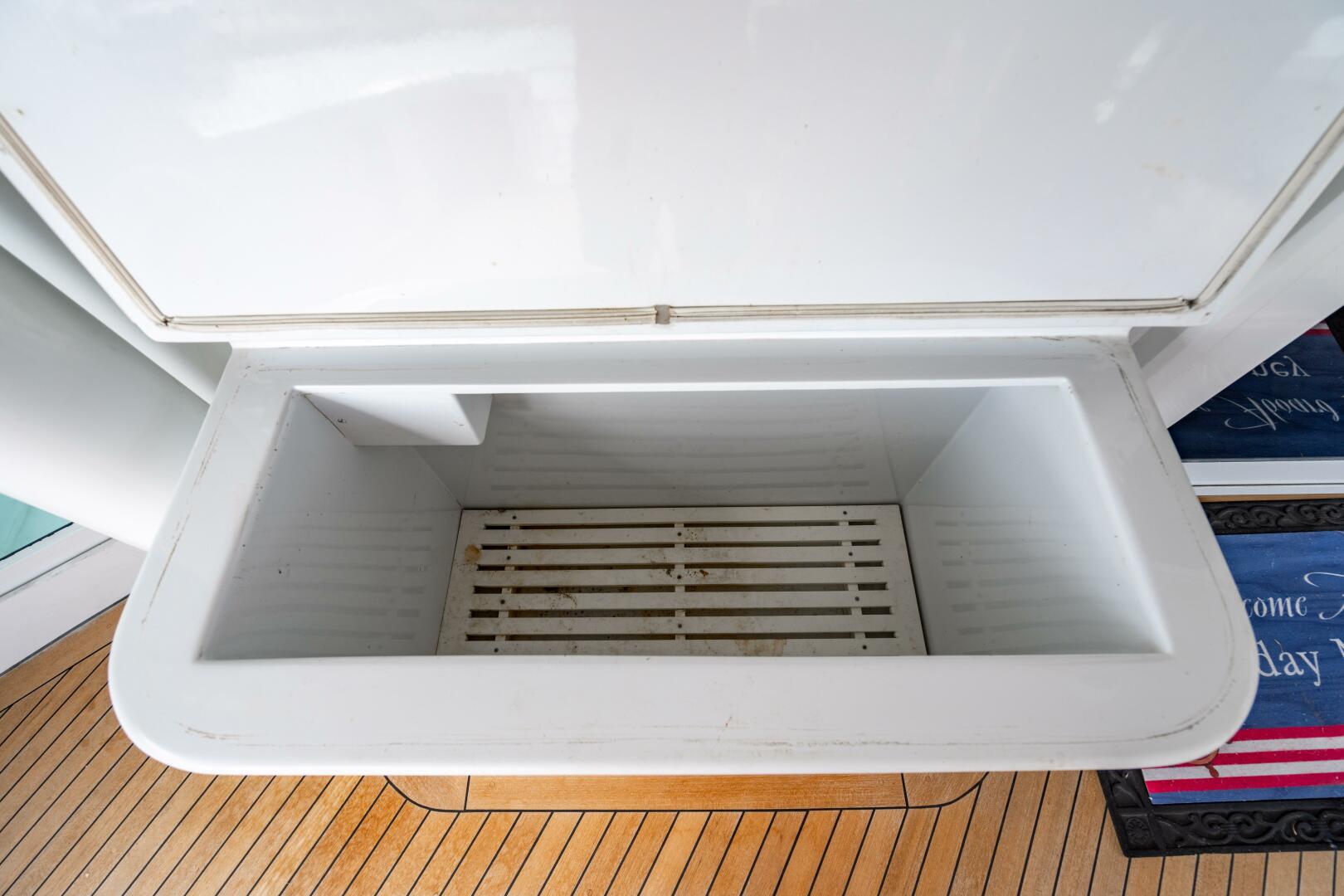 2001 Hatteras 100 Motor Yacht - Image 11