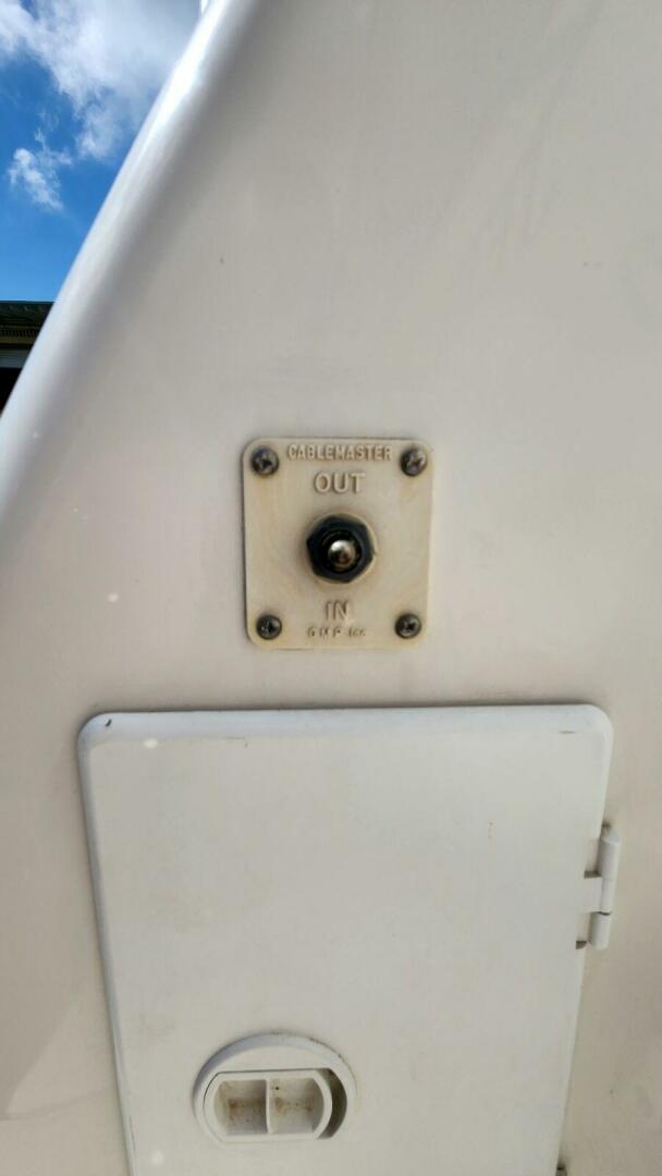 2004 Sea Ray 390 Motor Yacht - Image 8