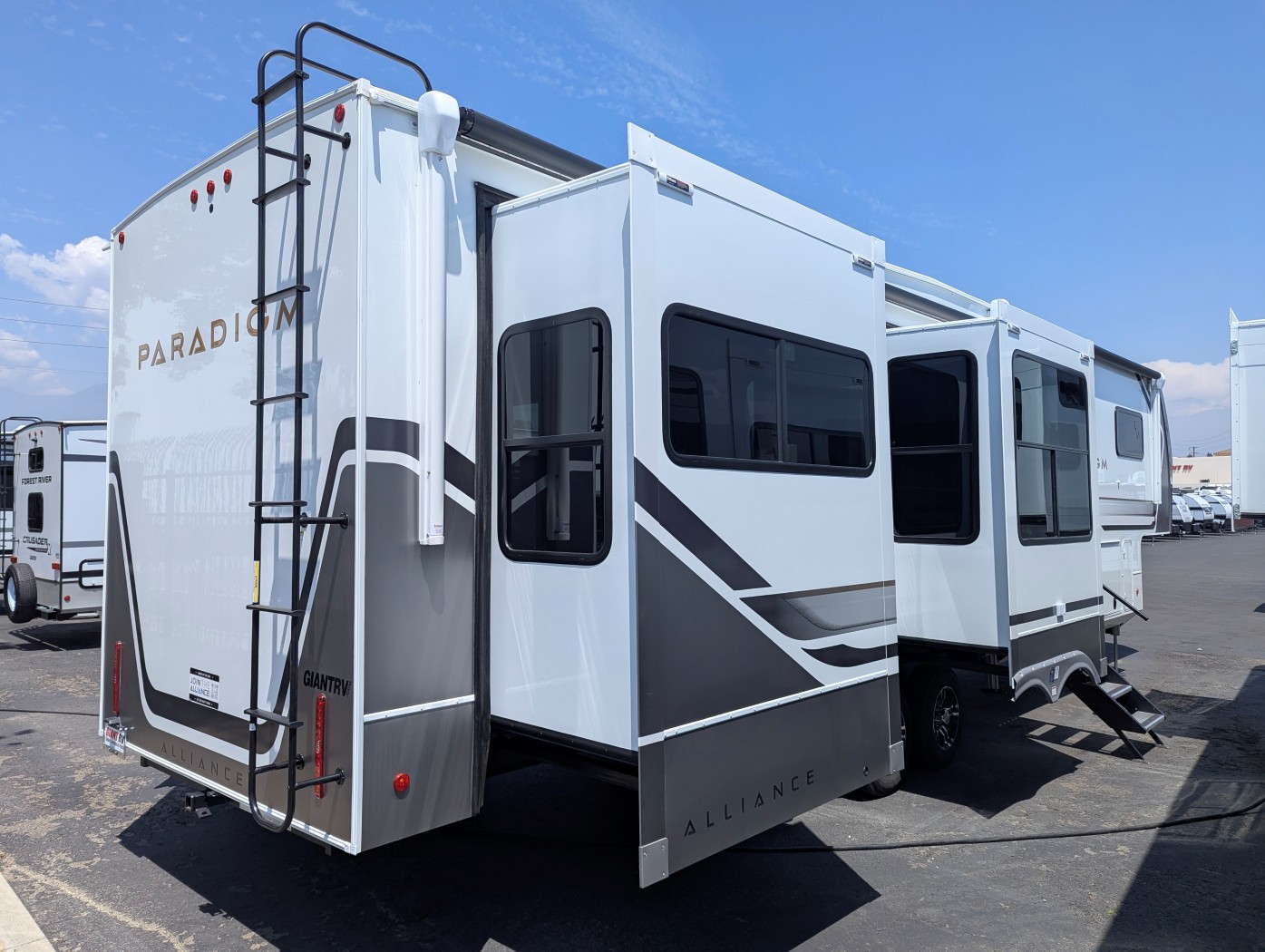 2025 Alliance RV Paradigm 375RD - Image 5