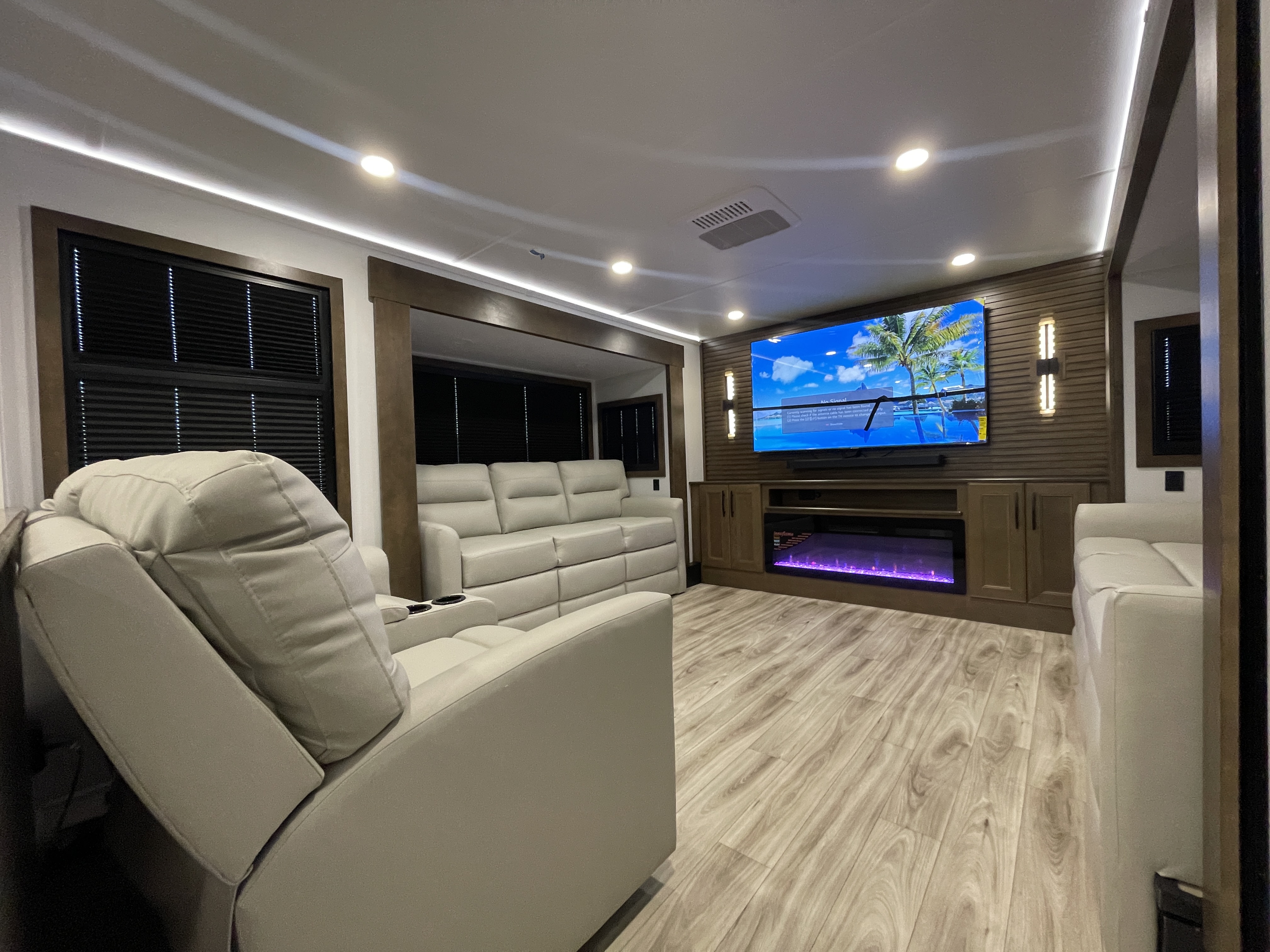 2027 Keystone Montana 3800FL - Image 26