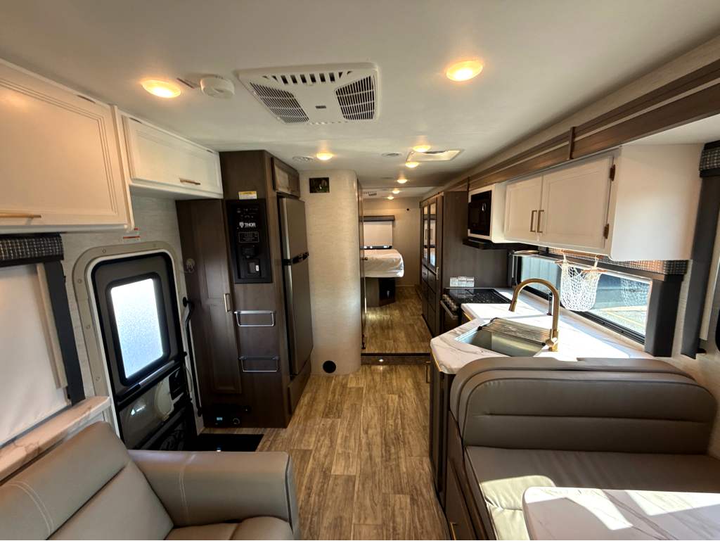 2024 THOR MOTOR COACH CHATEAU 31WV - Image 12