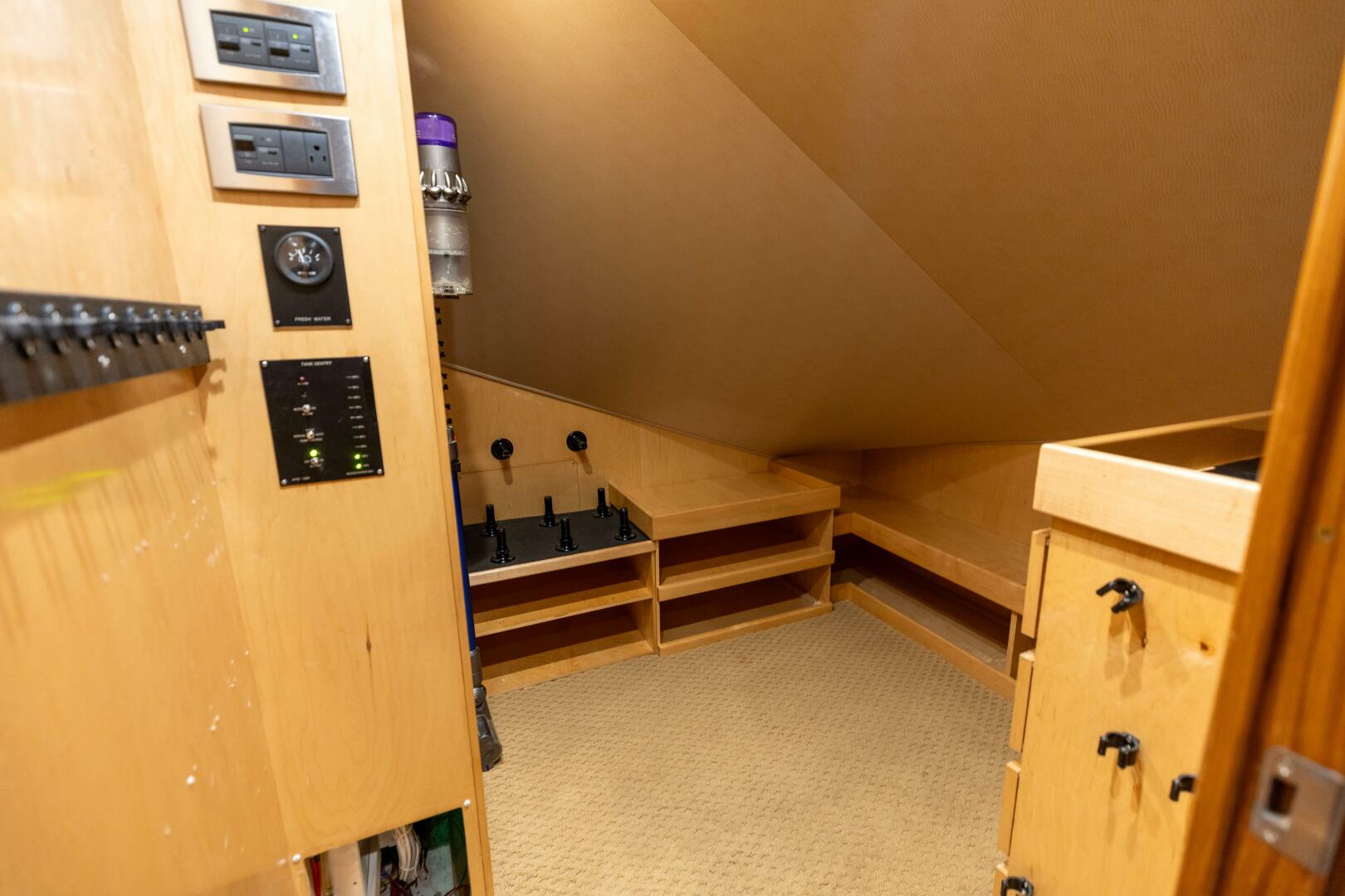 2013 Viking 76 Convertible - Image 23