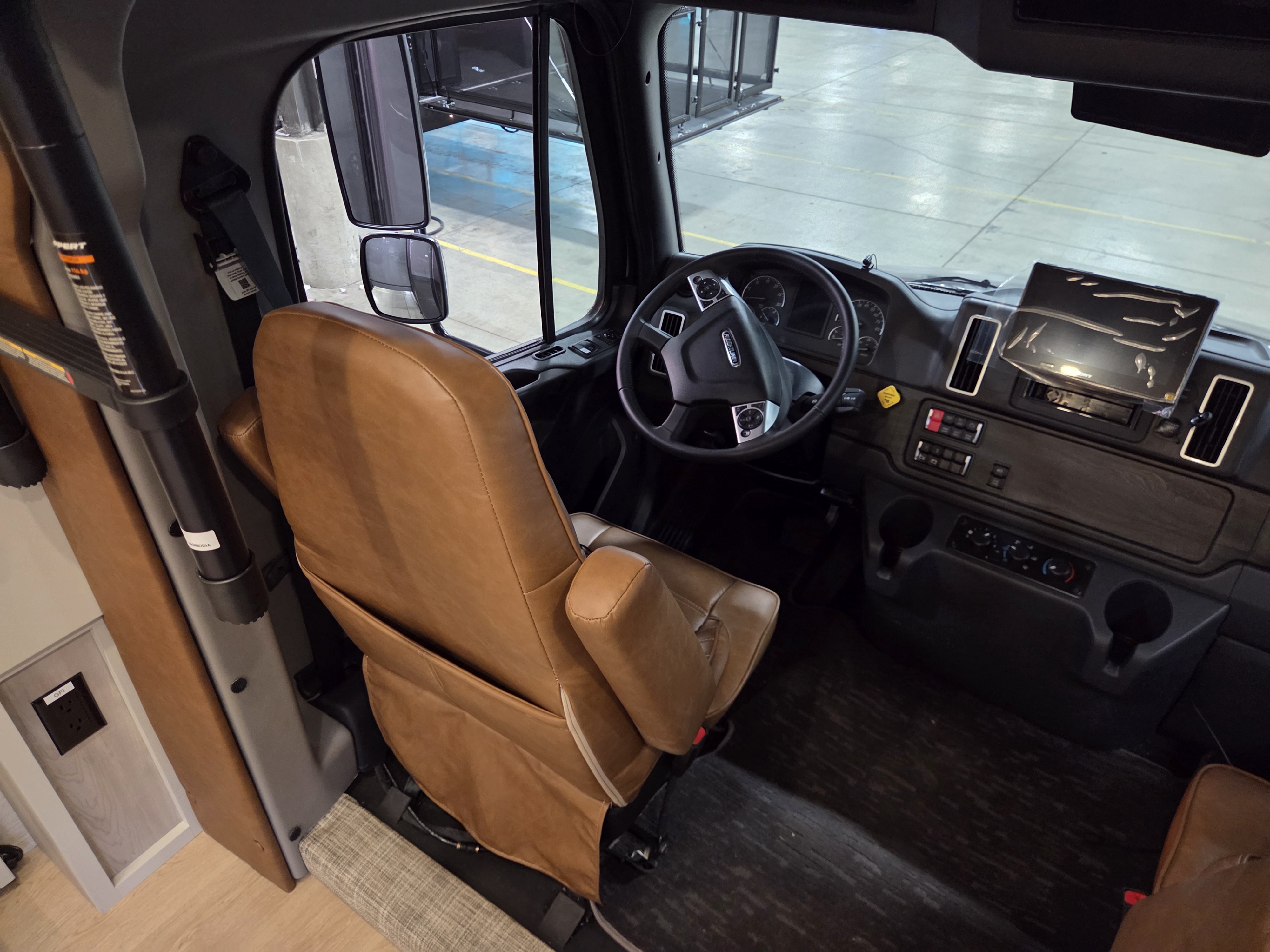 2027 Dynamax Europa 31SS - Image 22