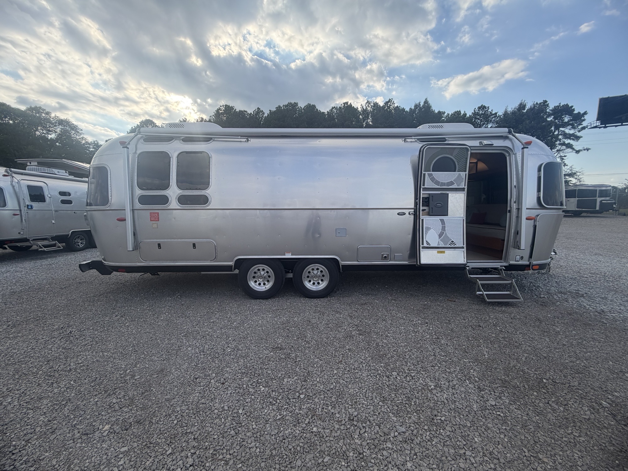 2027 AIRSTREAM FRANK LLOYD WRIGHT 28RBT - Image 22