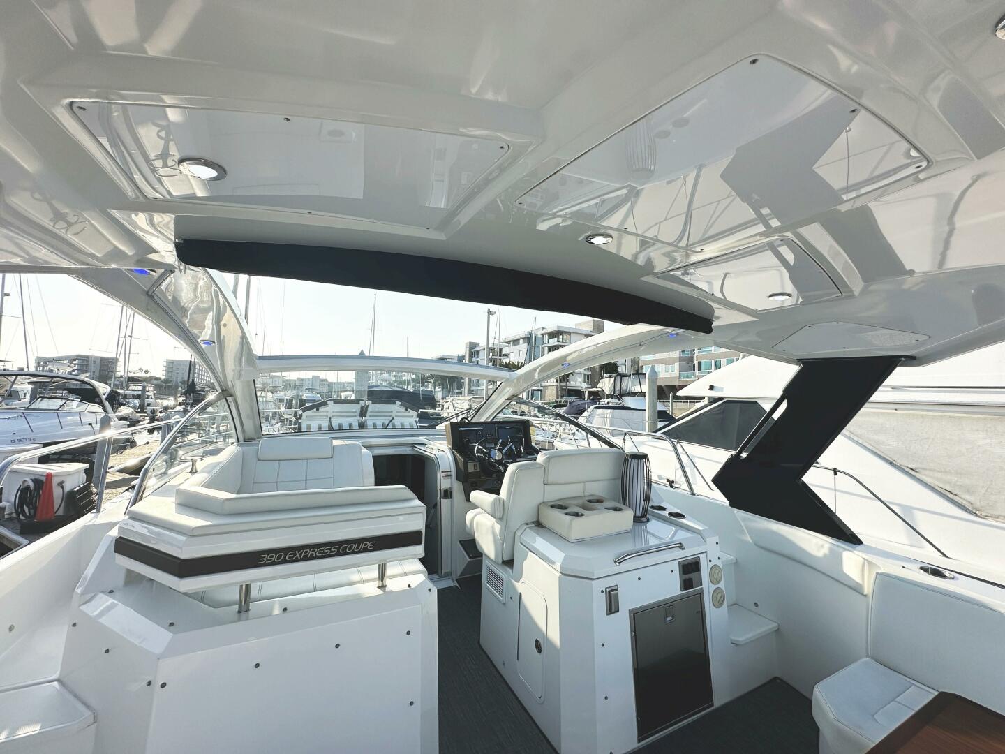 2017 Cruisers Yachts 390 Express Coupe - Image 76