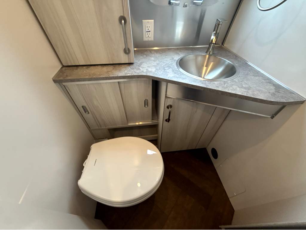 2026 Airstream International 25FB - Image 31