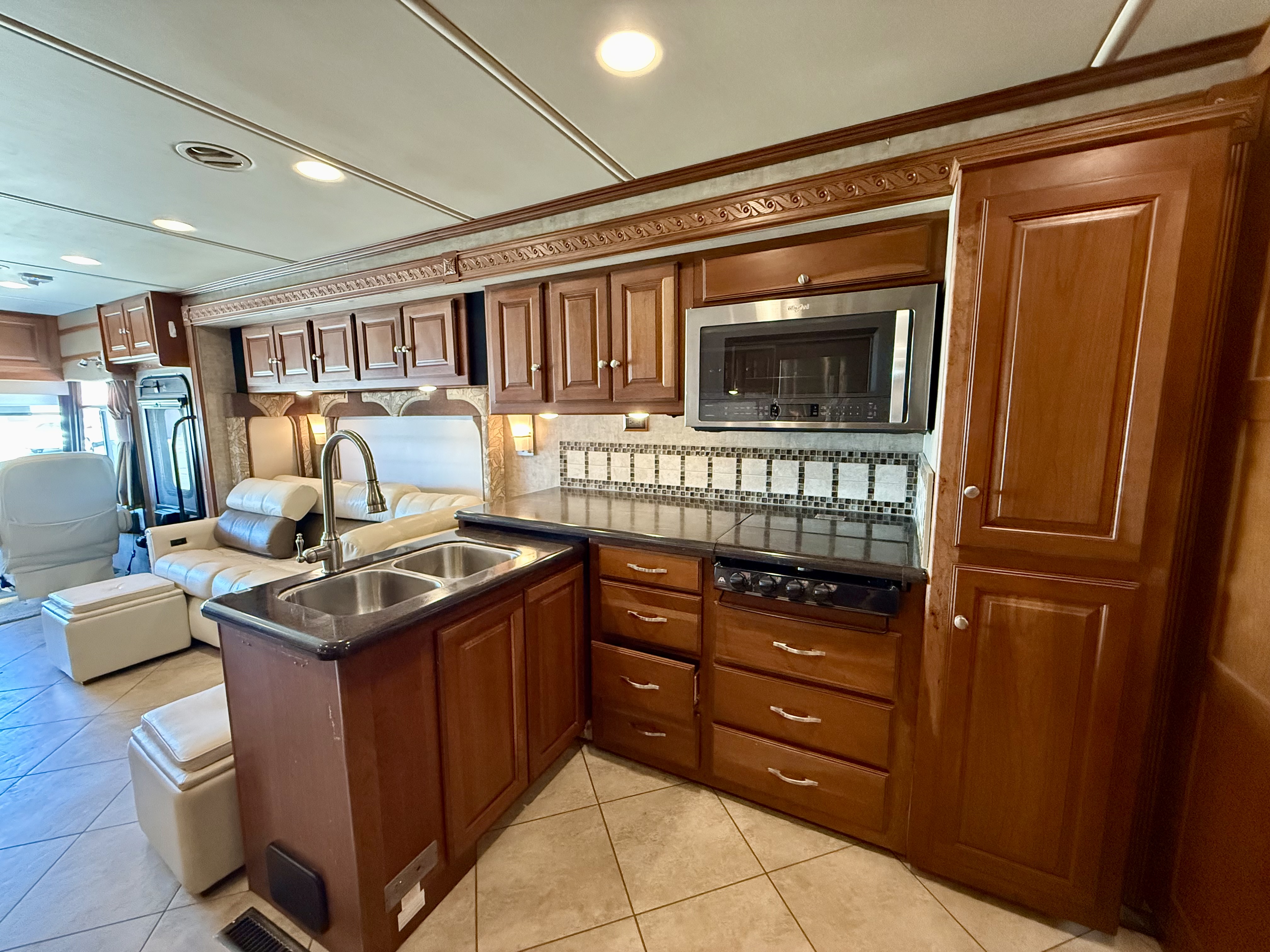 2015 Winnebago Adventurer 38Q - Image 17