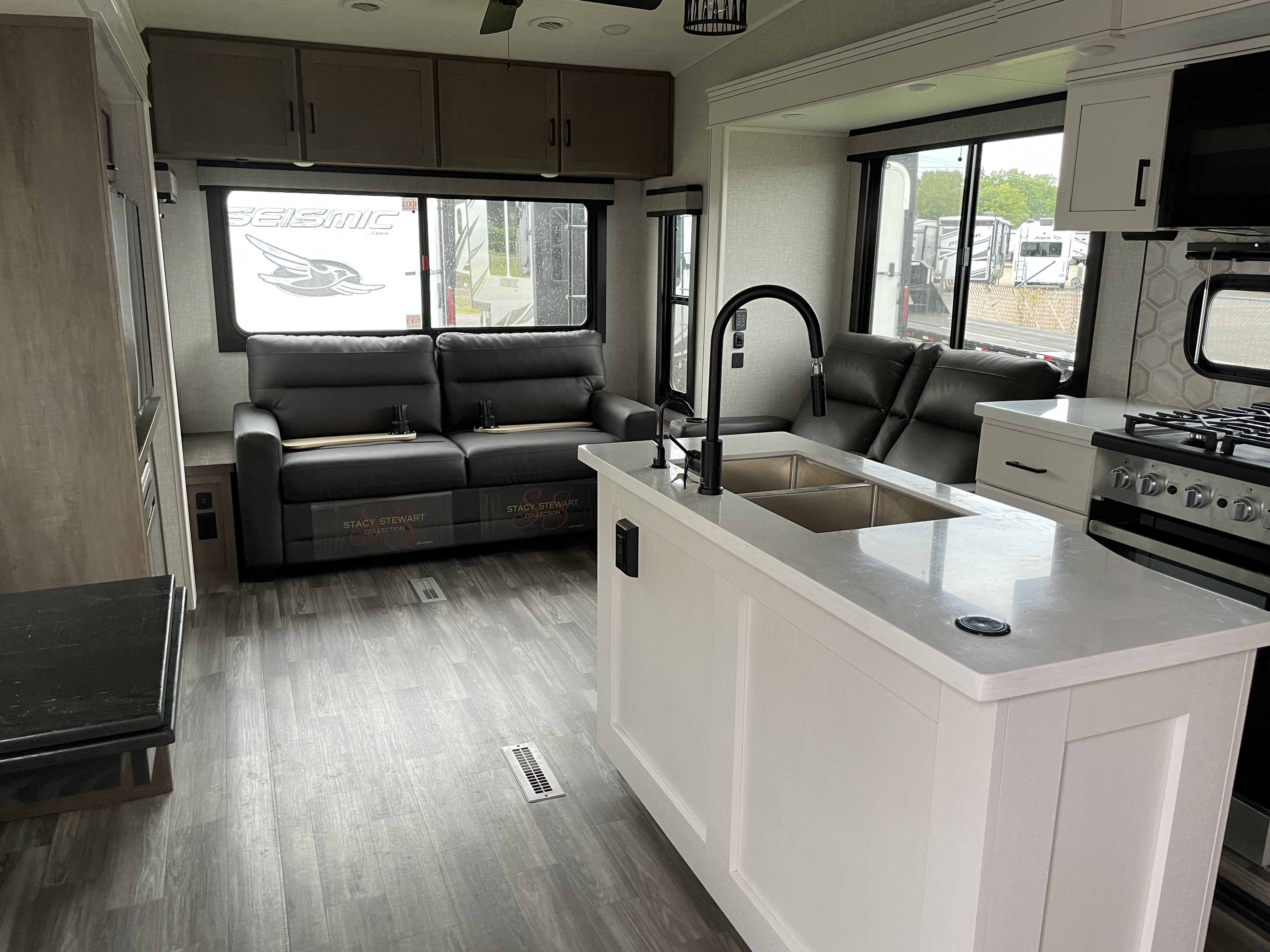 2024 Jayco Eagle 317RLOK - Image 8