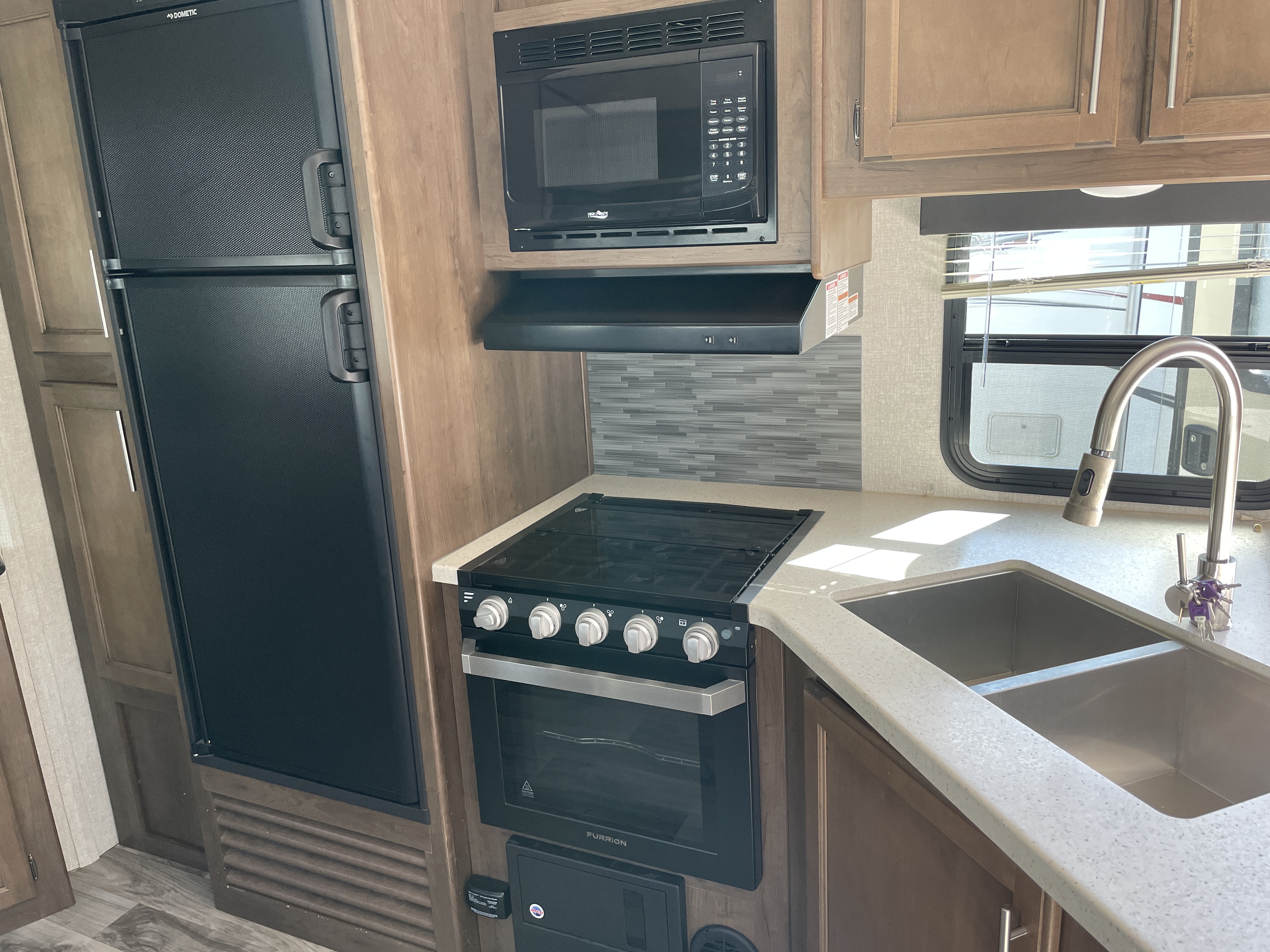 2019 Keystone RV Cougar X-Lite 27SAB - Image 11