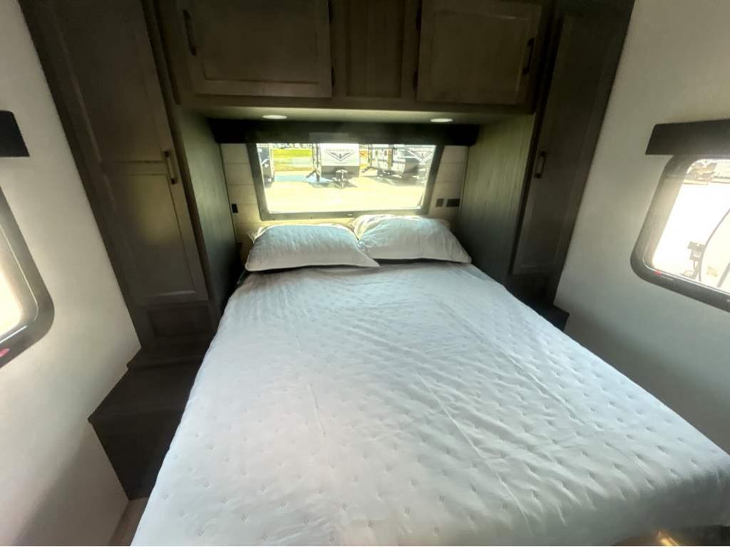 2026 VENTURE RV SPORTTREK 327VIK - Image 33