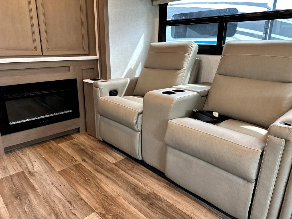 2027 THOR MOTOR COACH HURRICANE 36H - Image 9