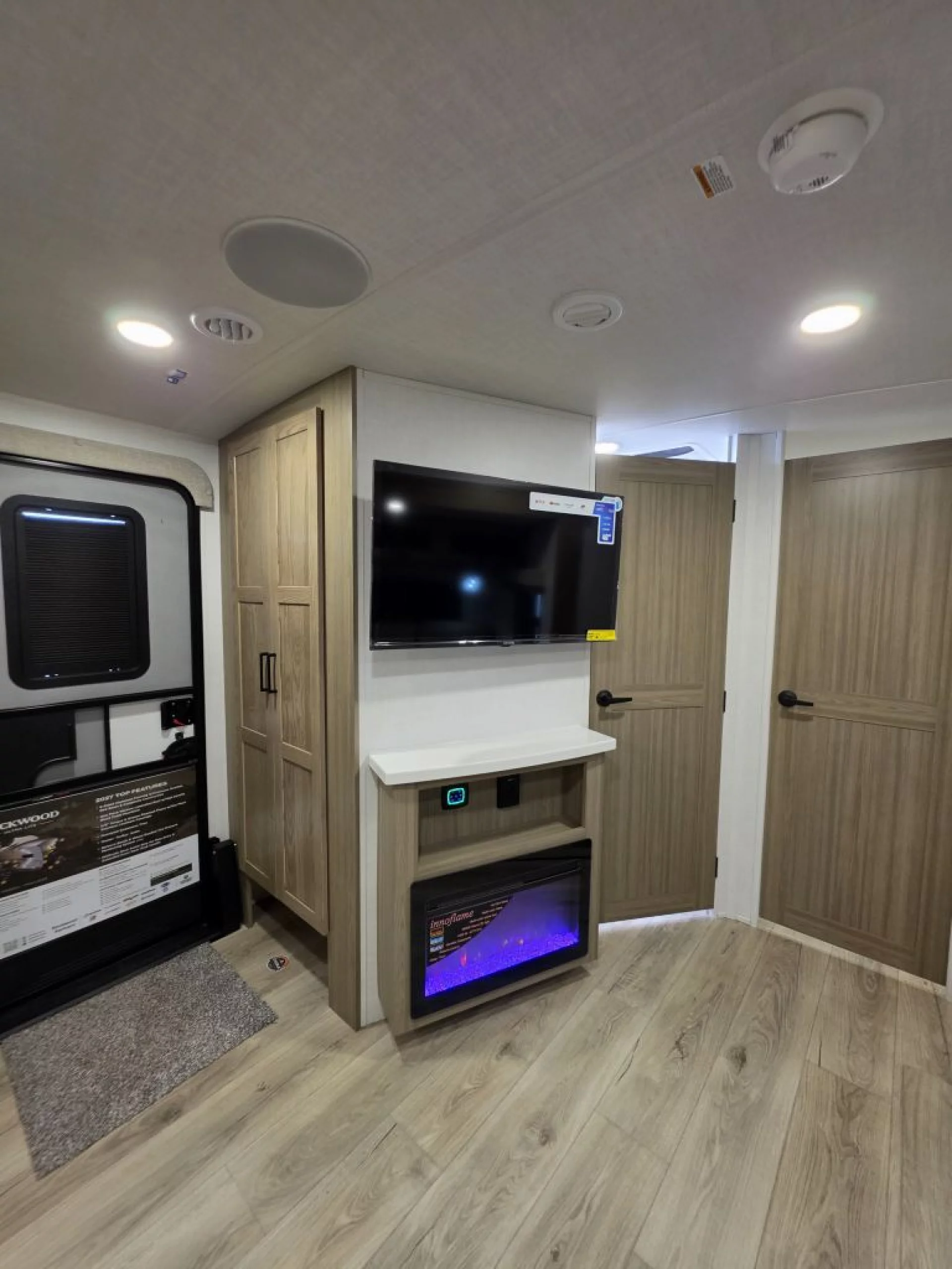 2027 FOREST RIVER ROCKWOOD ULTRA LITE 2608BS - Image 15