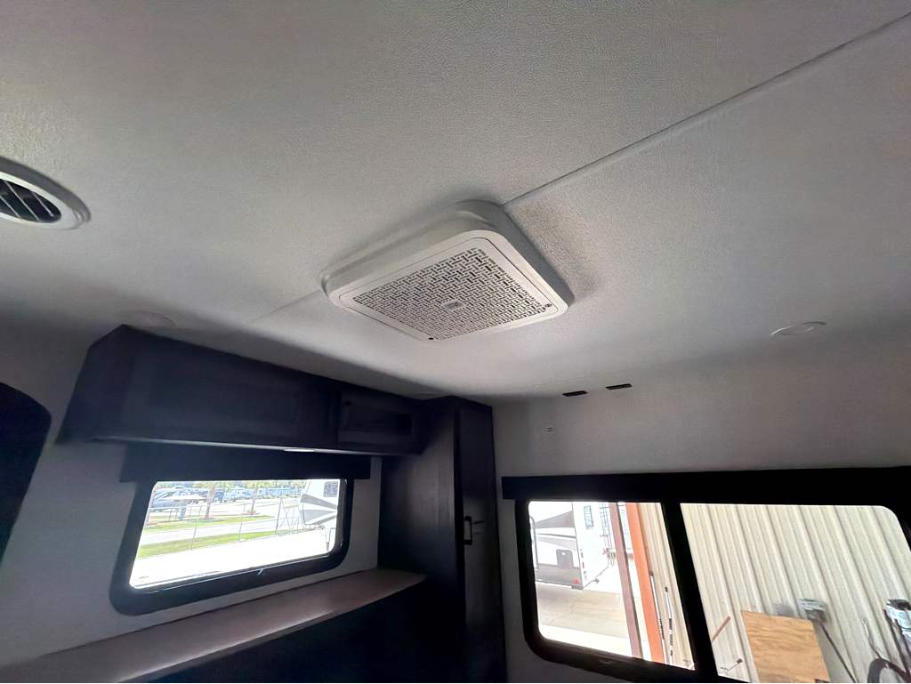 2027 VENTURE RV SPORTTREK 333VFK - Image 33