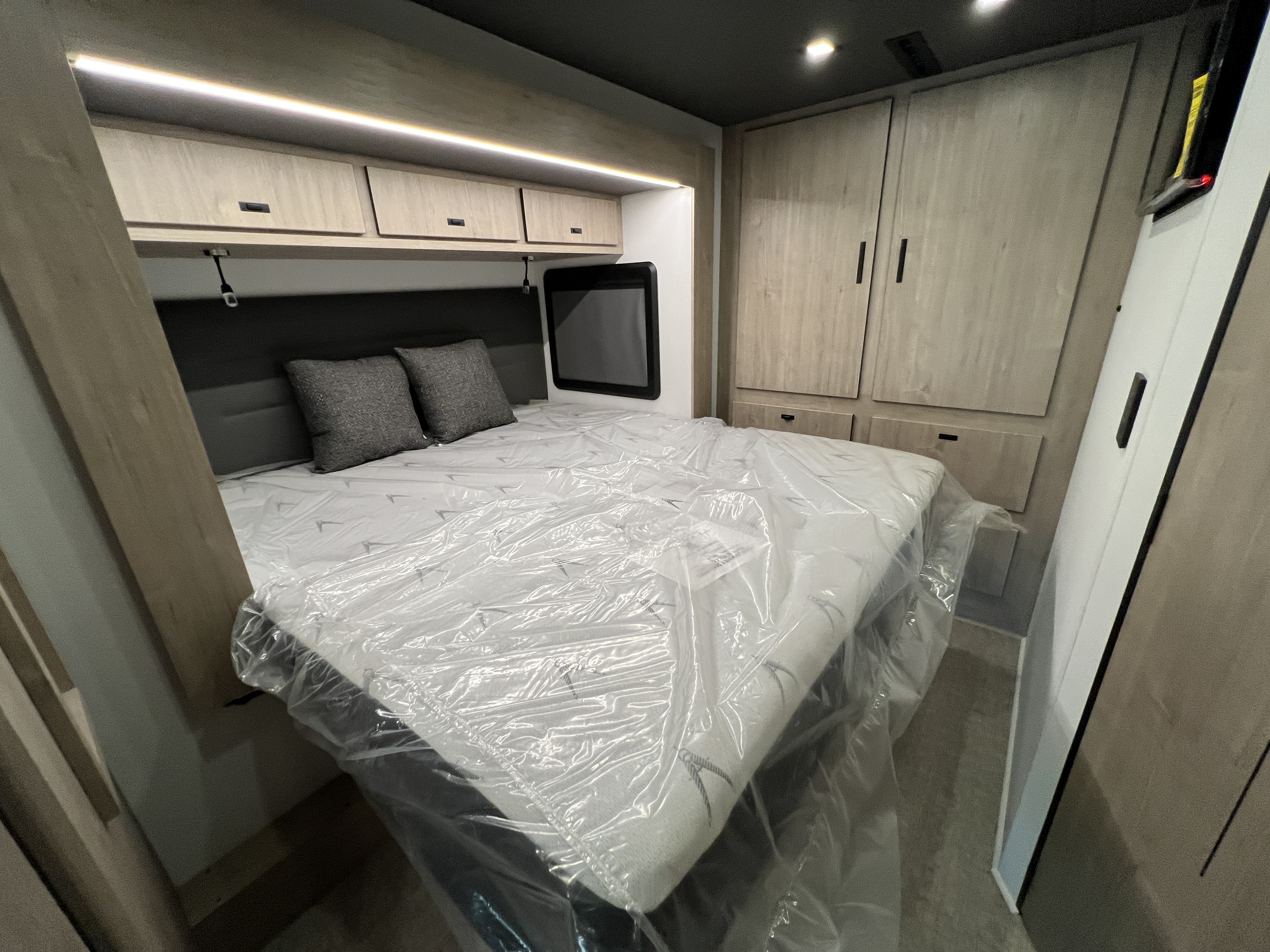 2027 Grand Design Lineage Series F 31ZW - Image 28