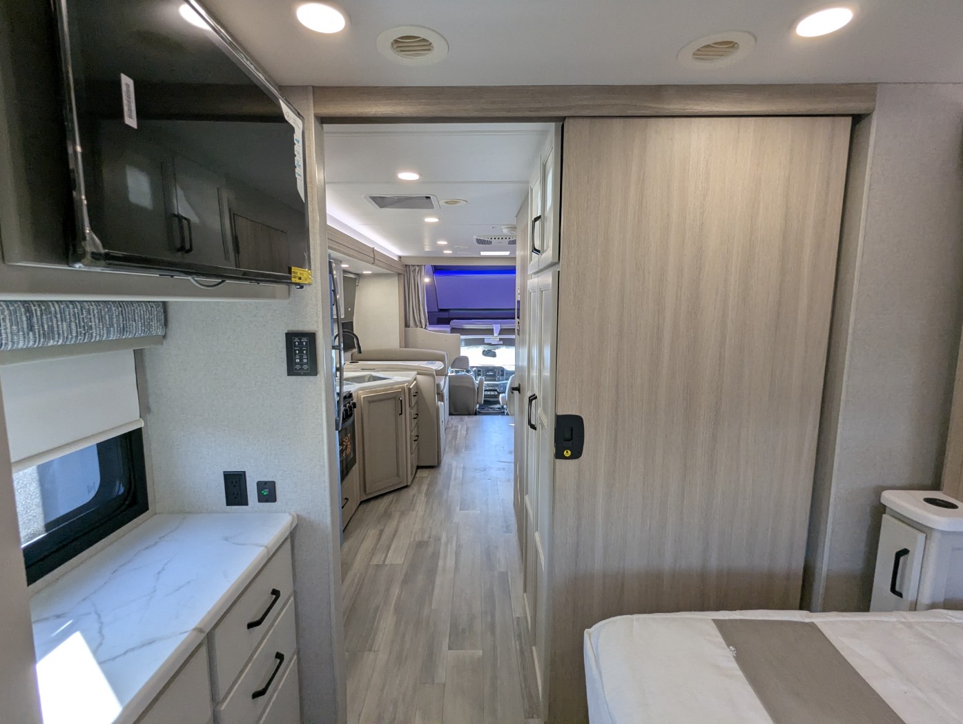 2027 Thor Motor Coach Omni Explorer X32 - Image 37