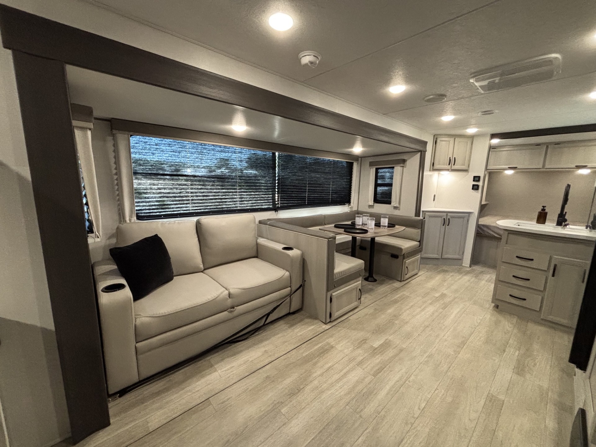 2027 Coachmen Catalina Legacy Edition 273DBHCK - Image 14
