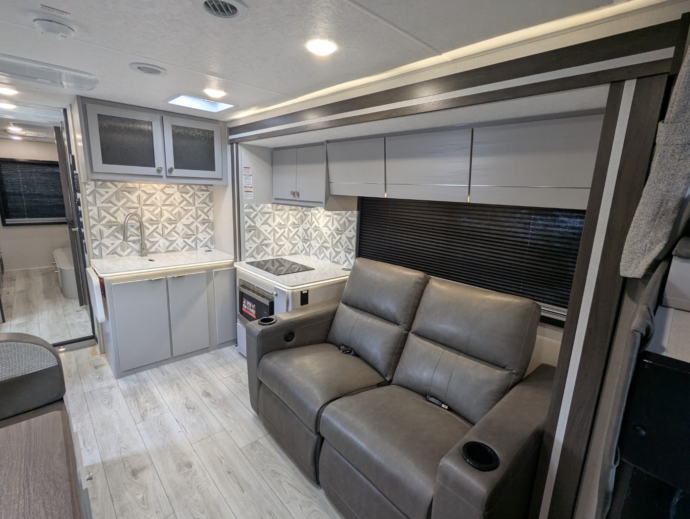 2026 Coachmen Entourage 330DS - Image 10