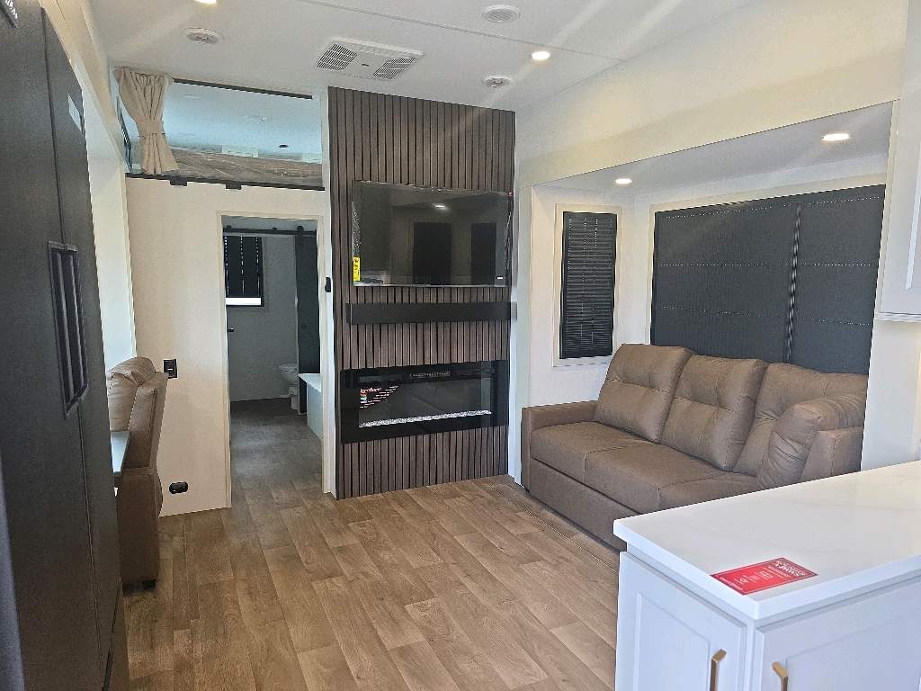 2027 GRAND DESIGN INFLUENCE 3804DS - Image 9