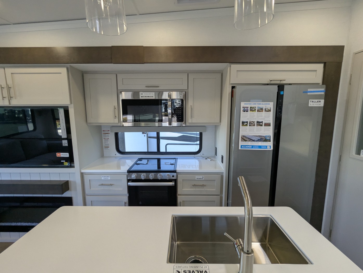 2027 Alliance RV Avenue 32RLS - Image 29