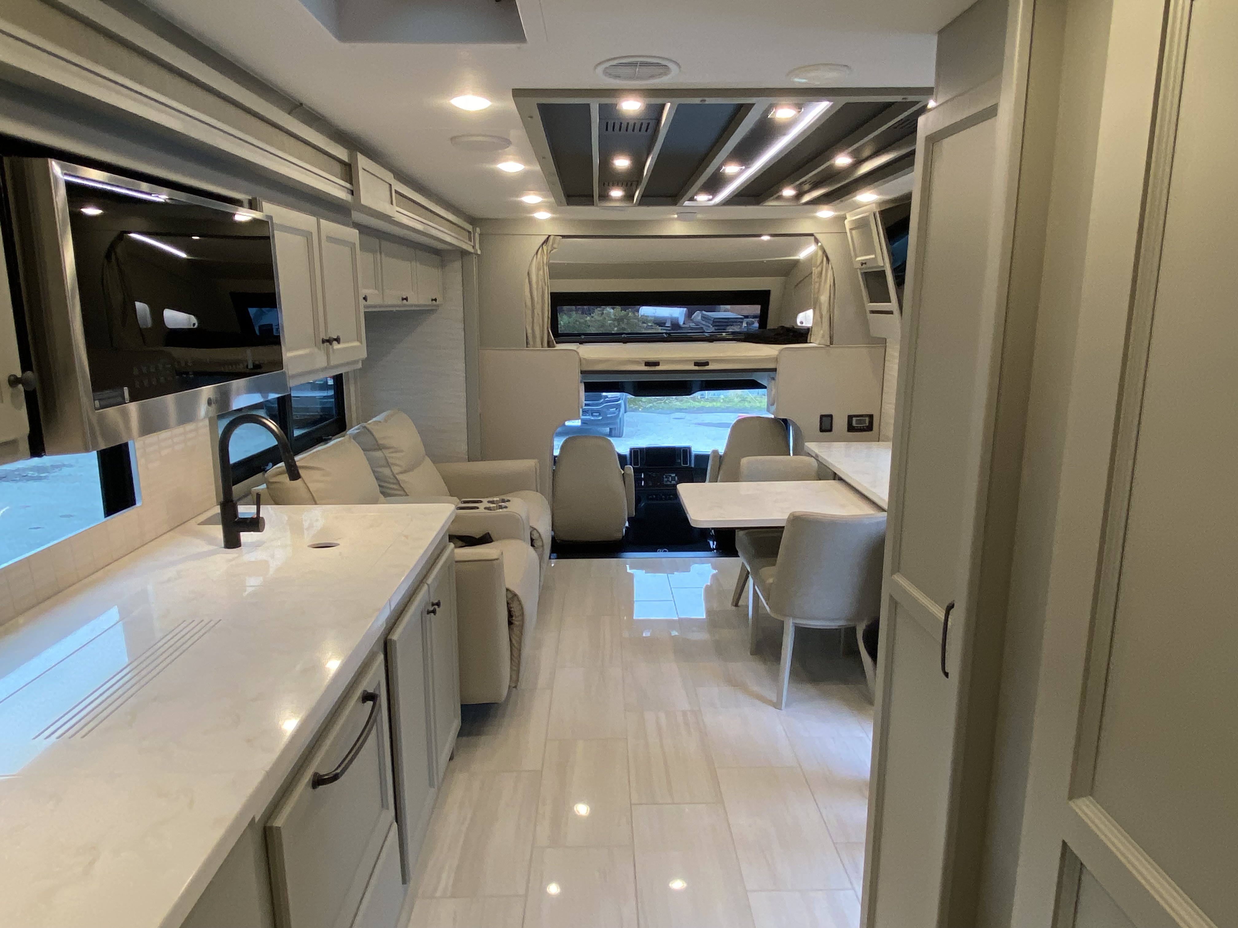 2027 Tiffin Allegro Bay 34DB - Image 4