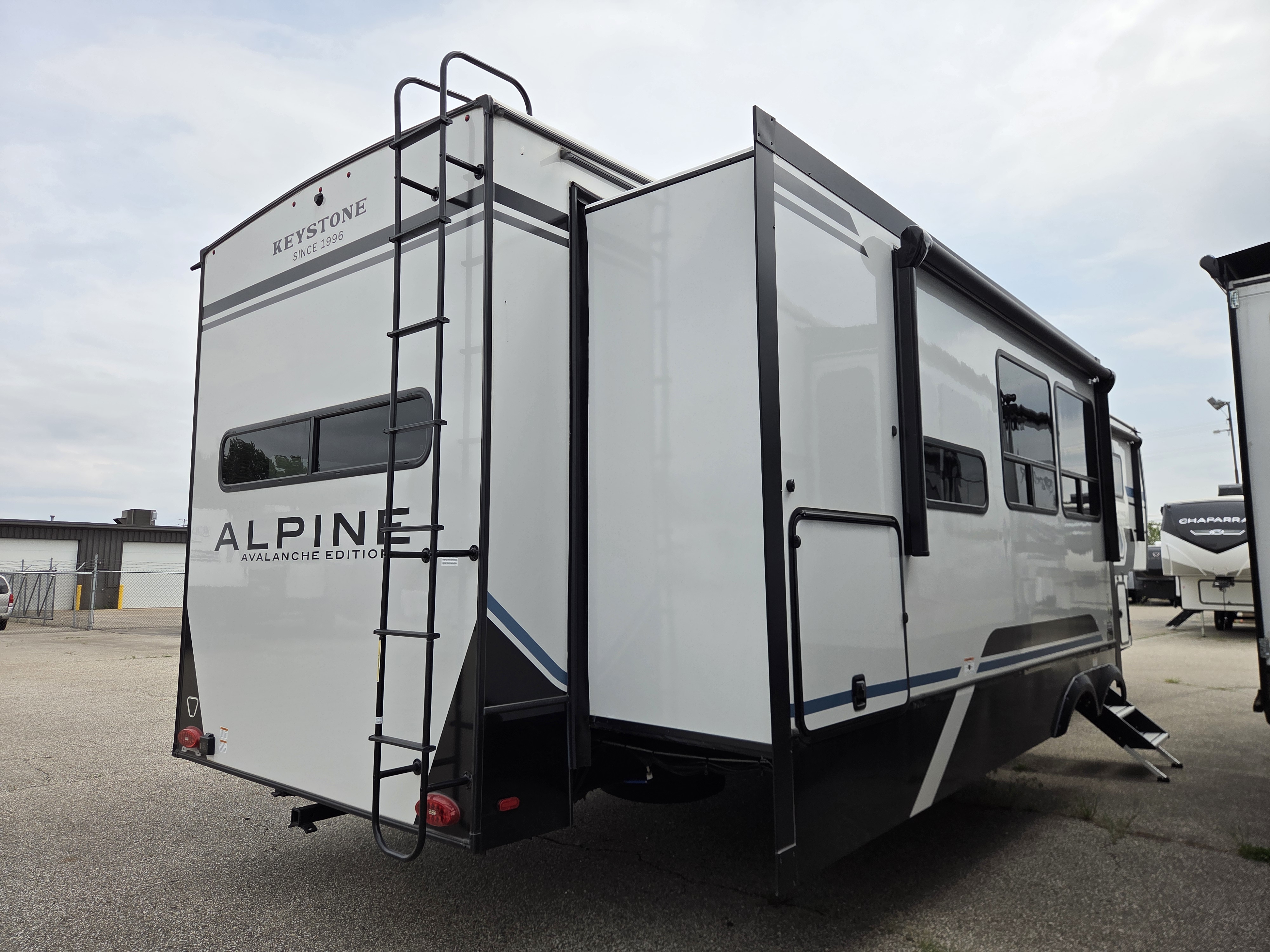 2026 Keystone Alpine Avalanche Edition 379MB - Image 3