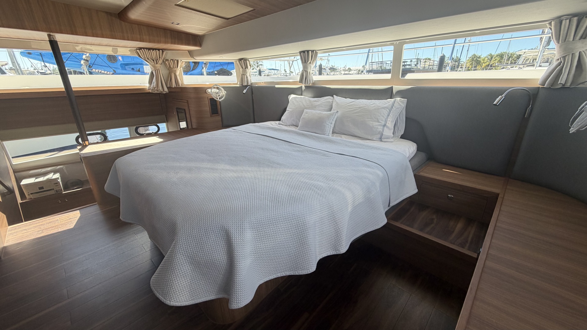 2025 Aquila 54 ENCLOSED BRIDGE - Image 49