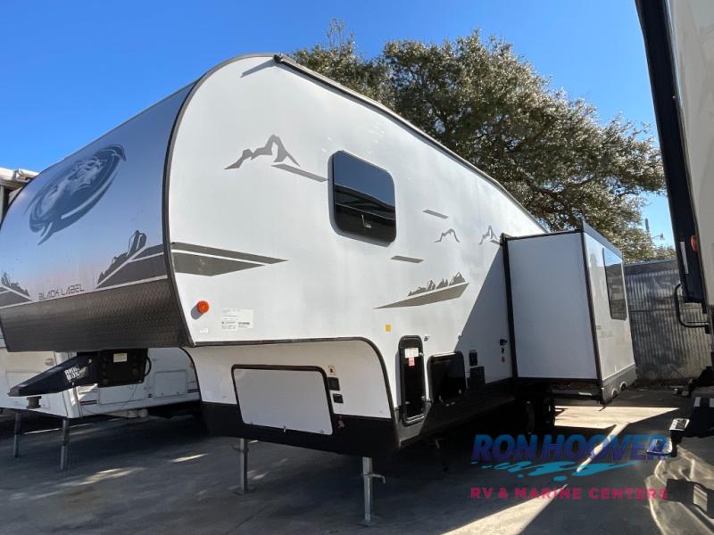 2023 FOREST RIVER CHEROKEE BLACK LABEL M245TRBL - Image 3
