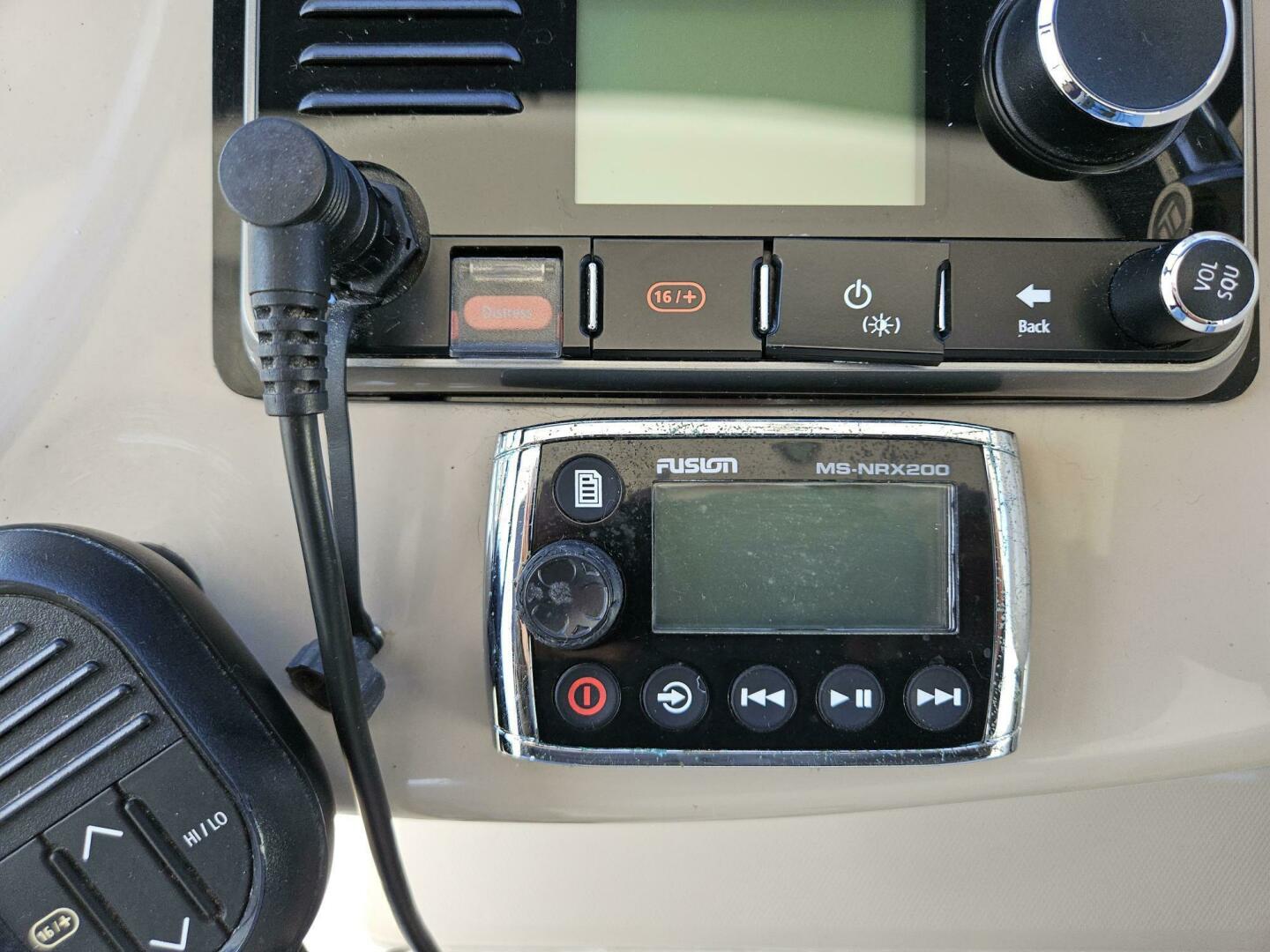 2004 Sea Ray 320 - Image 9