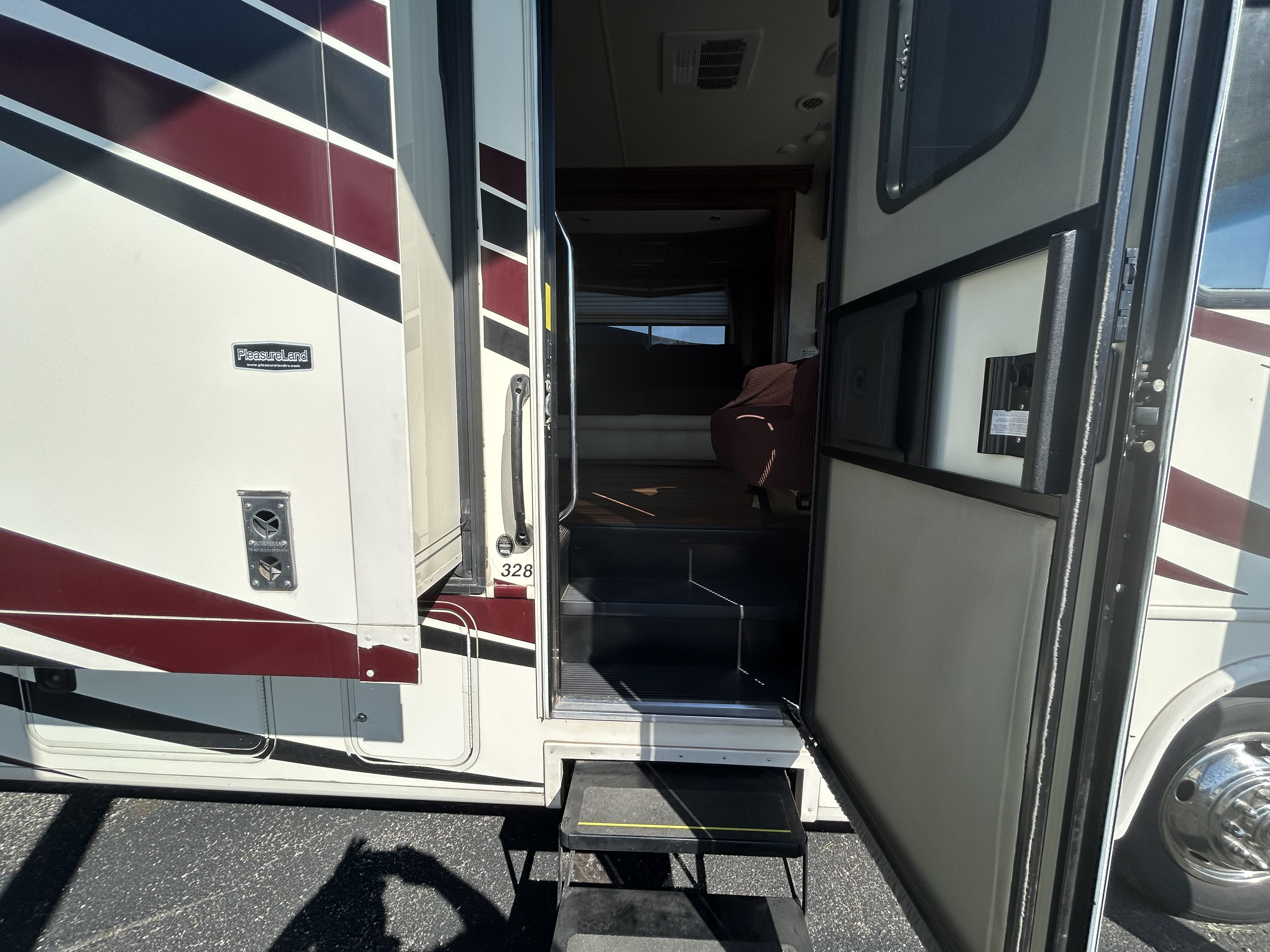 2015 Forest River Georgetown 328TS - Image 9