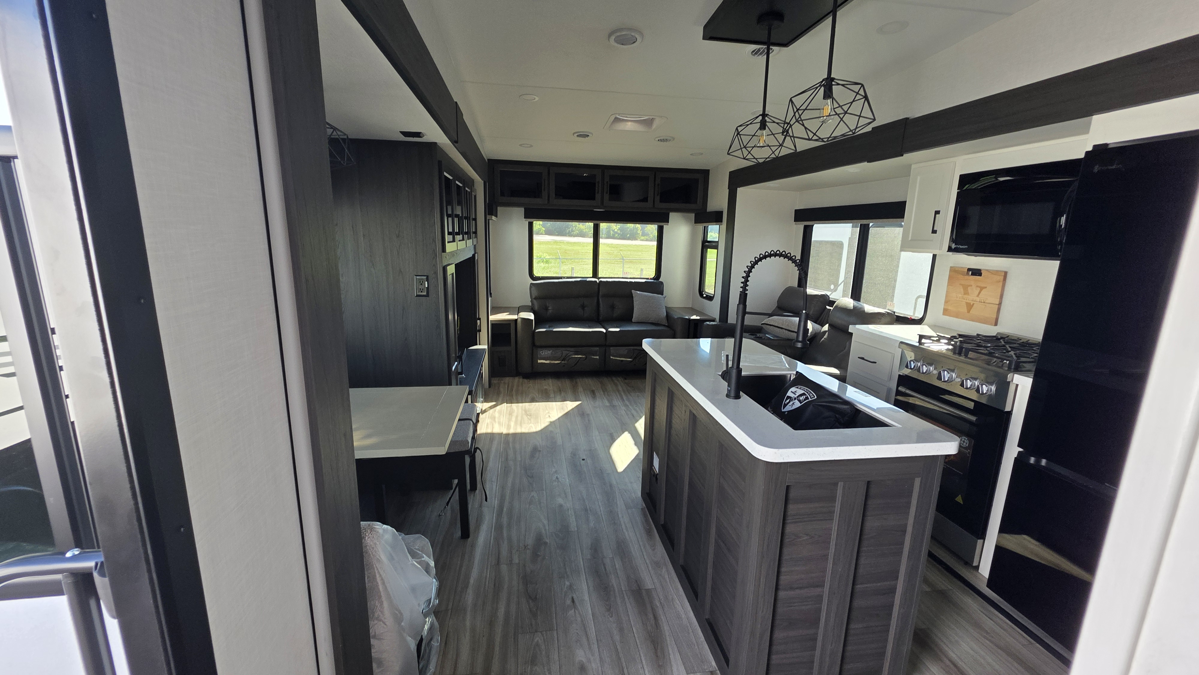 2027 VENTURE RV SPORTTREK 353VIK - Image 12