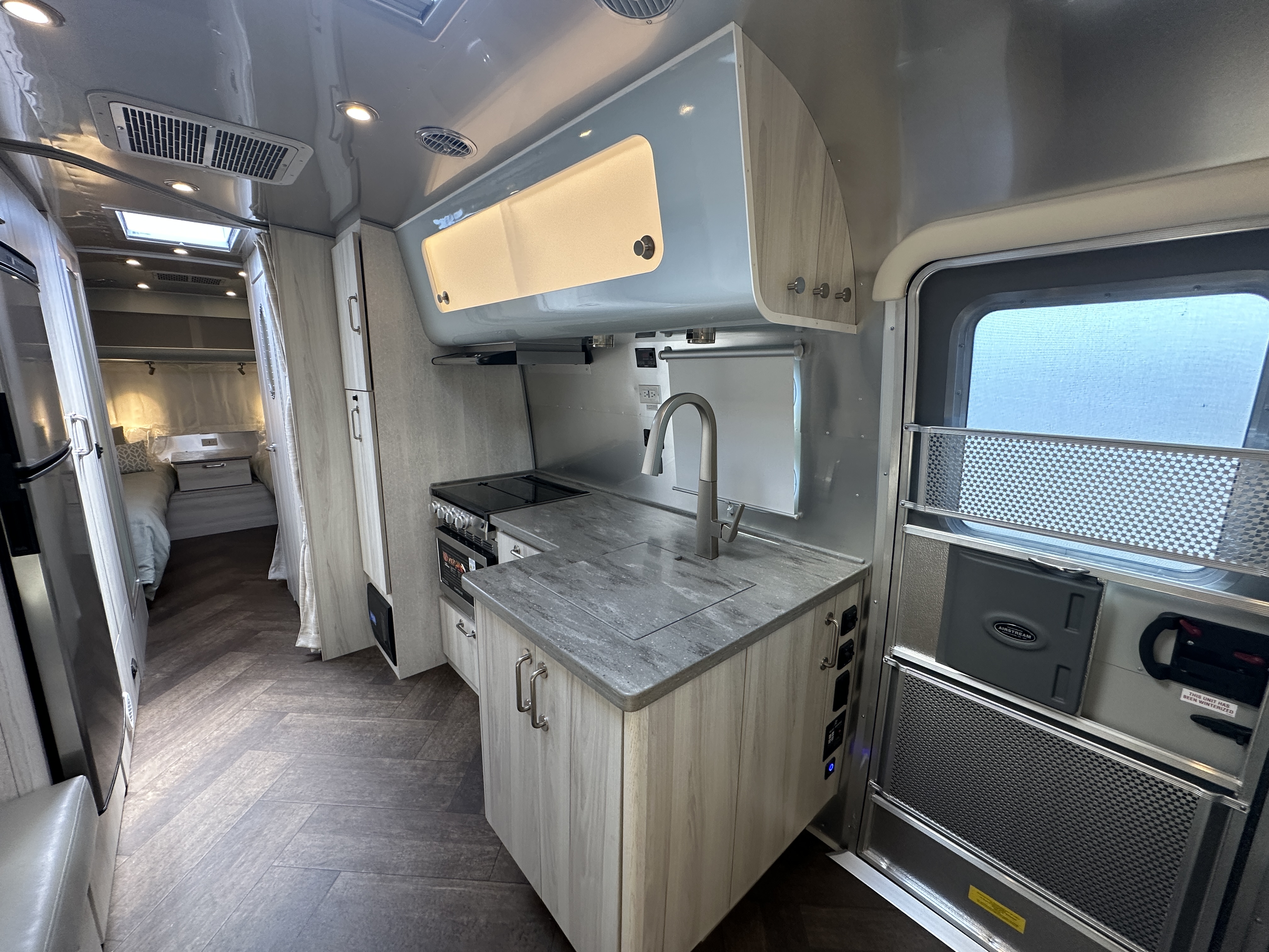 2026 Airstream International 27FB - Image 13